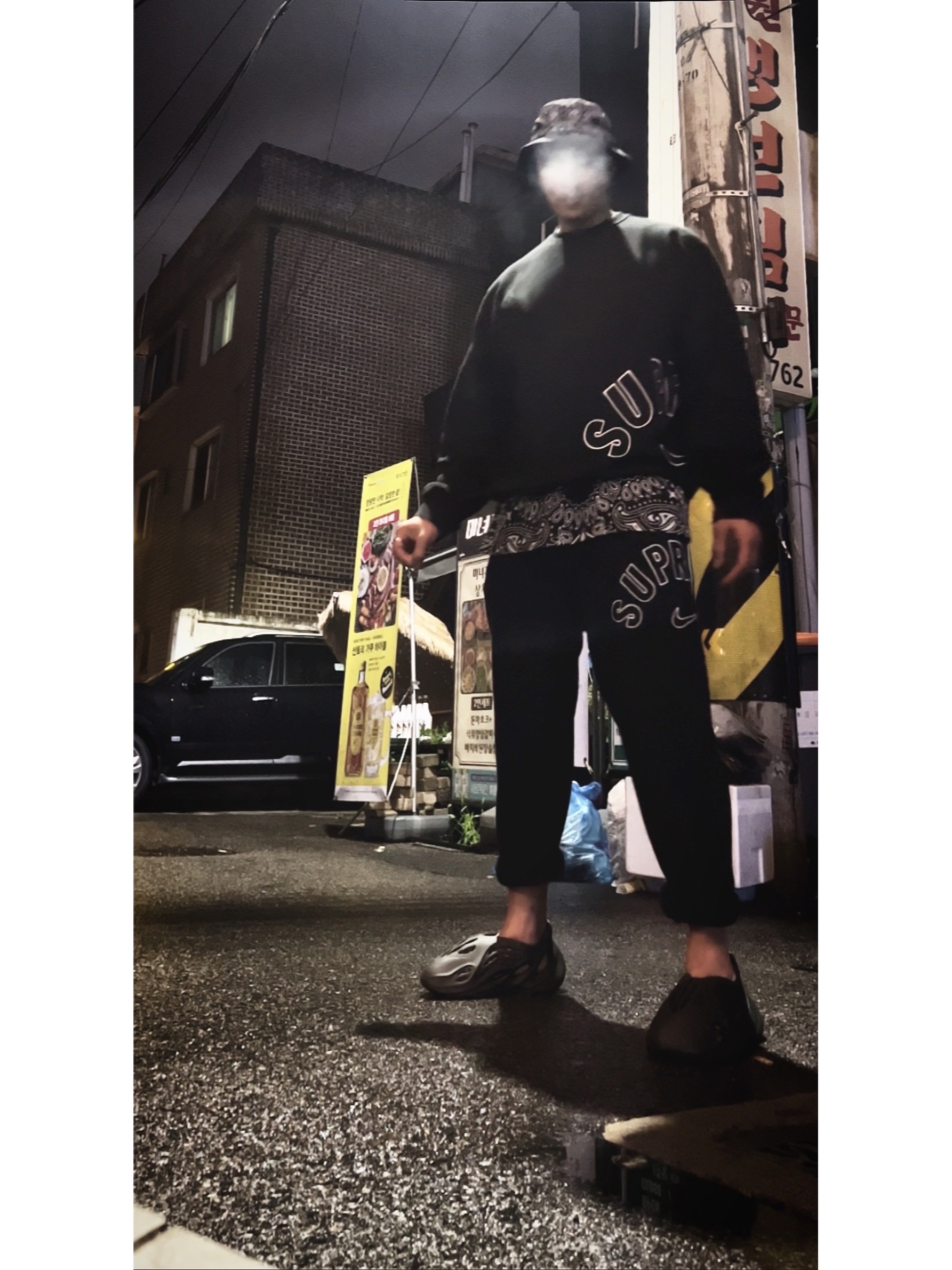 Supreme Bandana Crusher Black - 21SS, Supreme x Nike Arc Crewneck Black - 22SS 착용 스타일 - 2