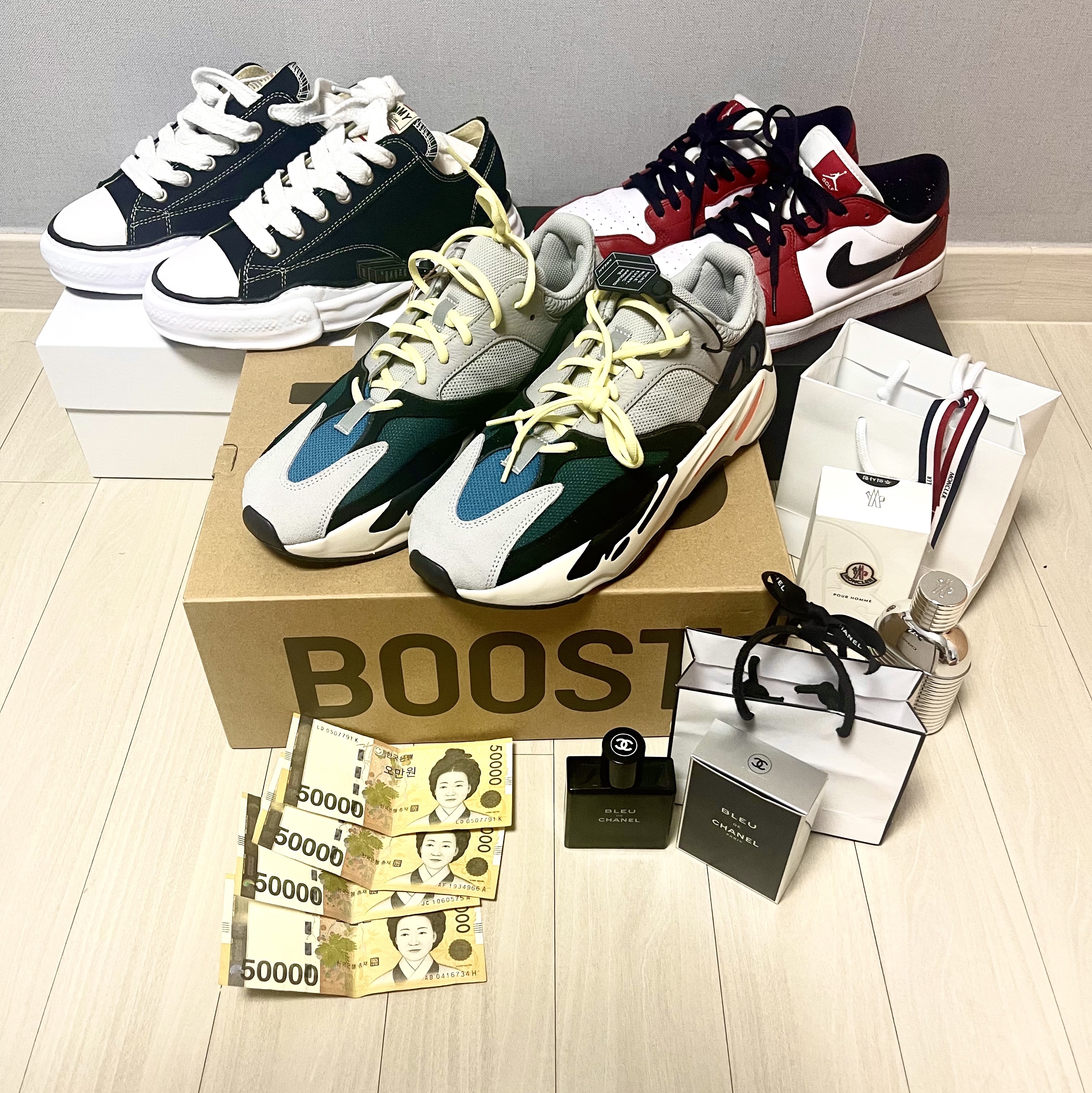 Maison Mihara Yasuhiro Peterson OG Sole Canvas Low Sneakers Black, Adidas Yeezy Boost 700 Wave Runner Solid Grey 2021/2022 착용 스타일