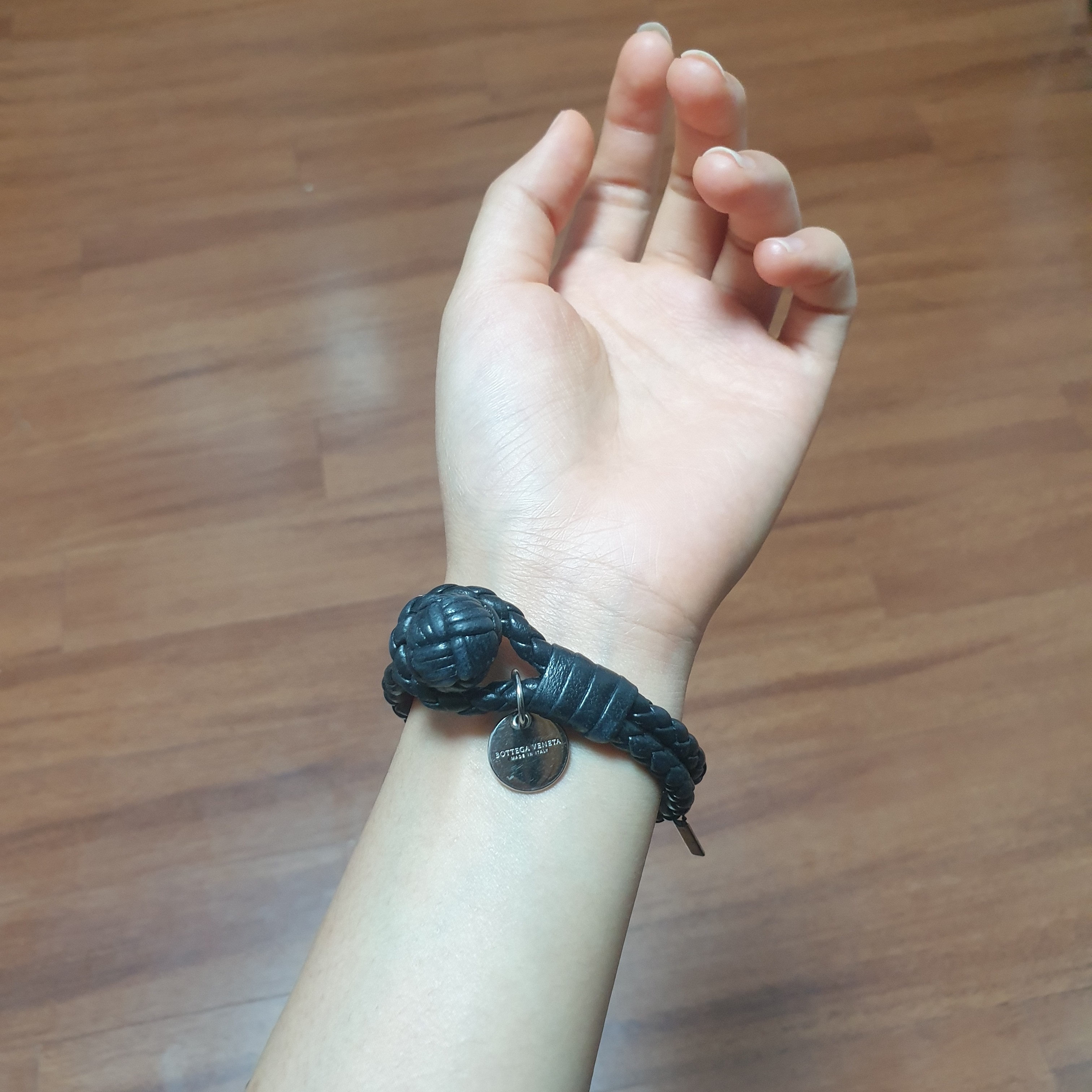Bottega Veneta Nappa Bracelet Black 착용 스타일 - 2