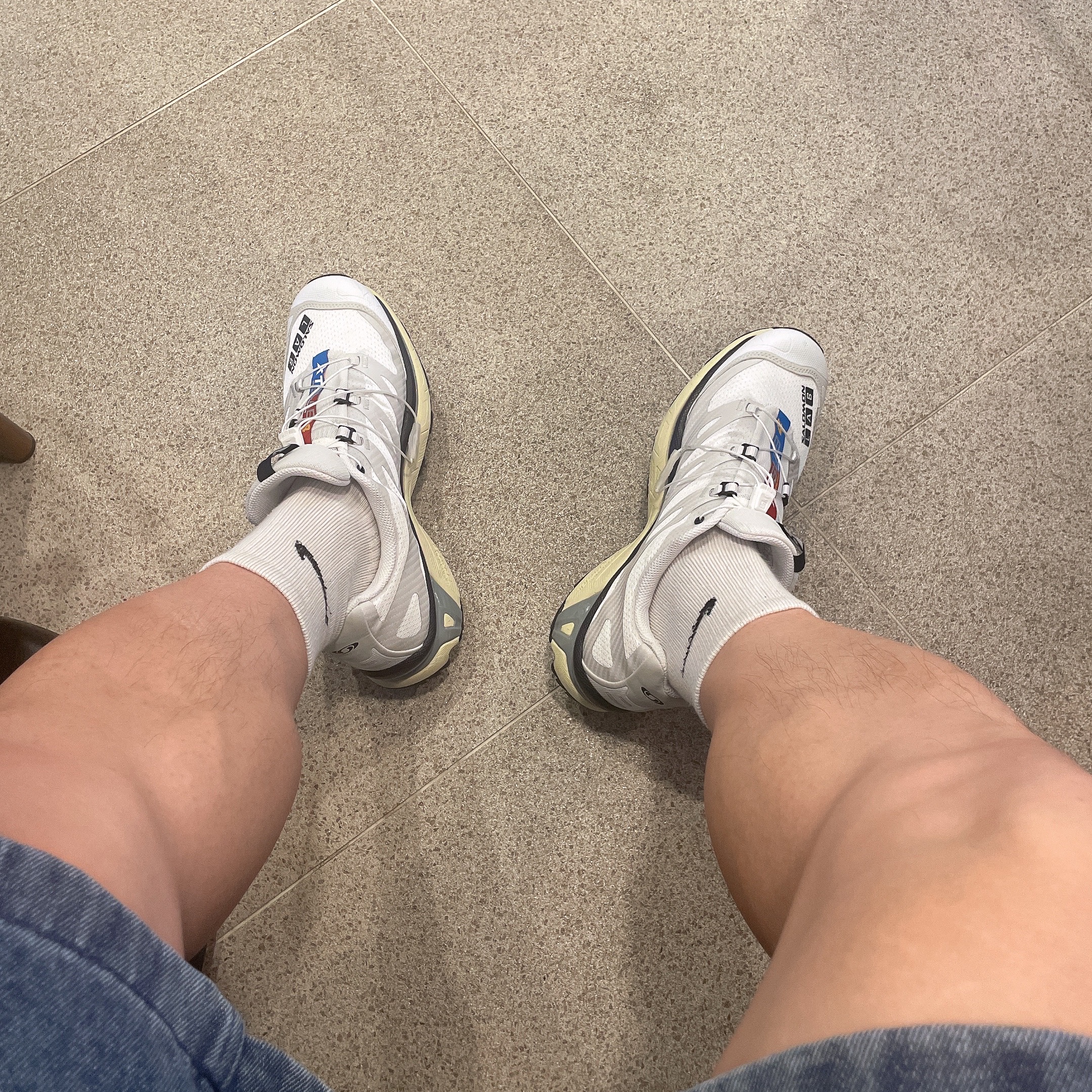 Salomon XT-4 White Lunar Rock 착용 스타일 - 2