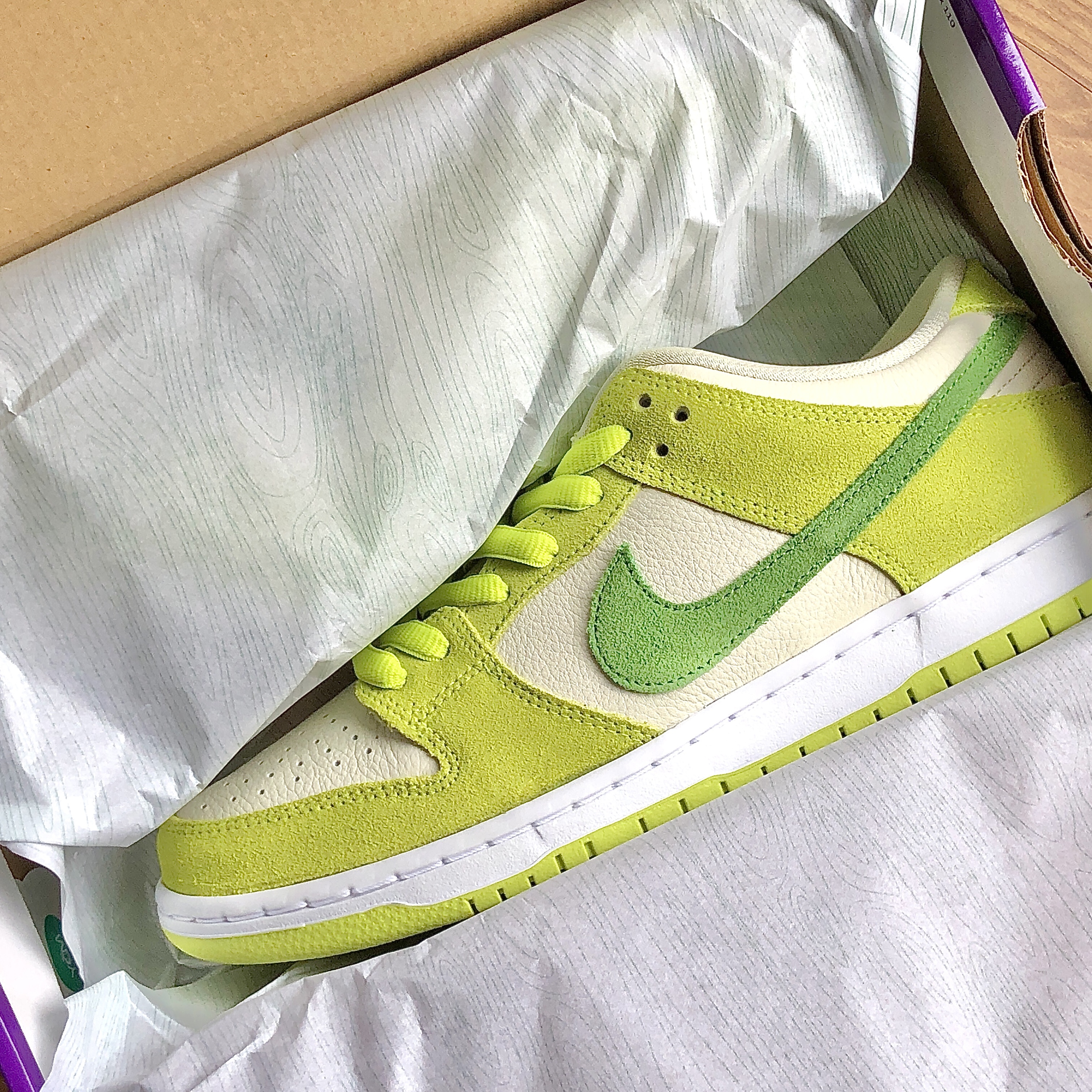 Nike SB Dunk Low Pro Sour Apple 착용 스타일