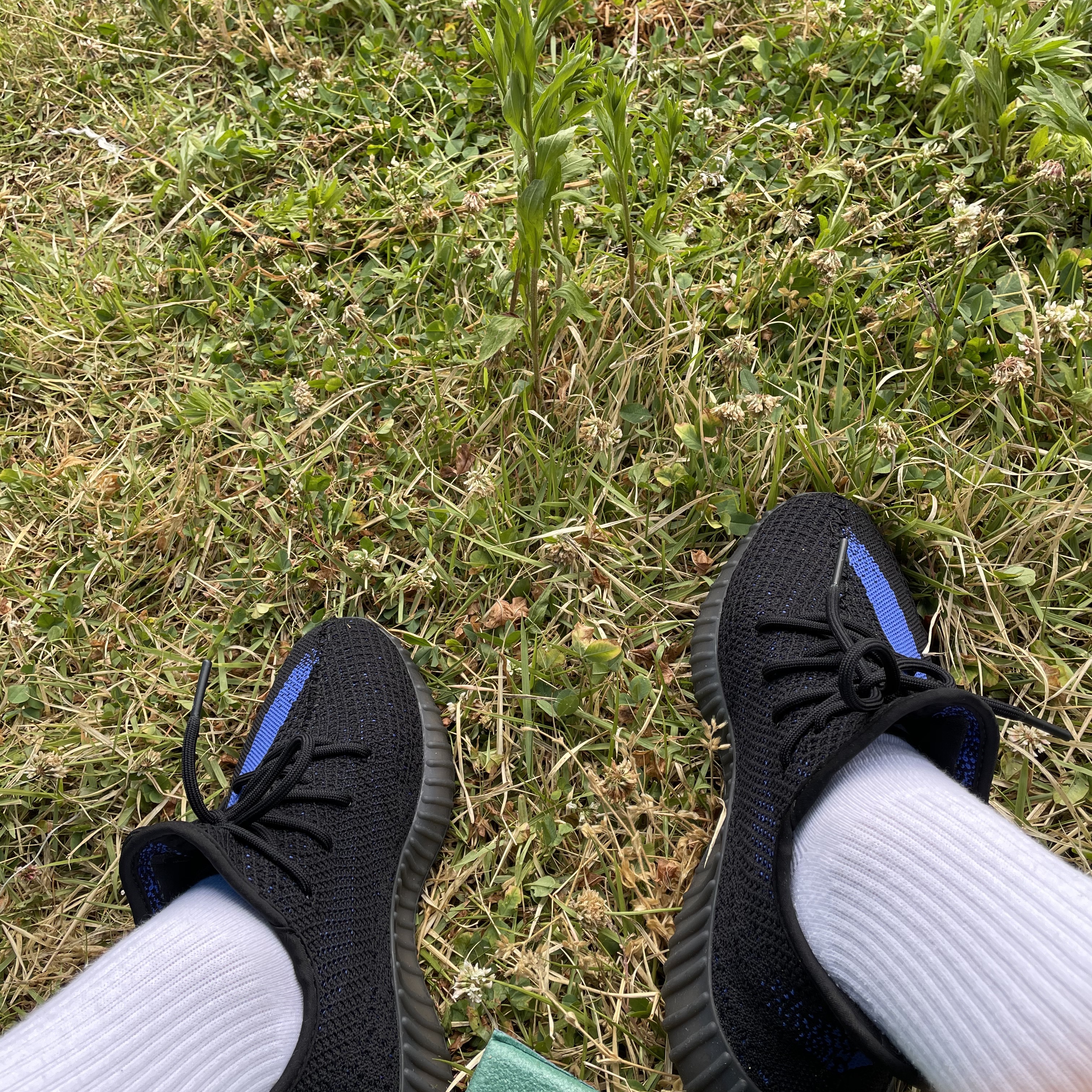 Adidas Yeezy Boost 350 V2 Dazzling Blue 착용 스타일