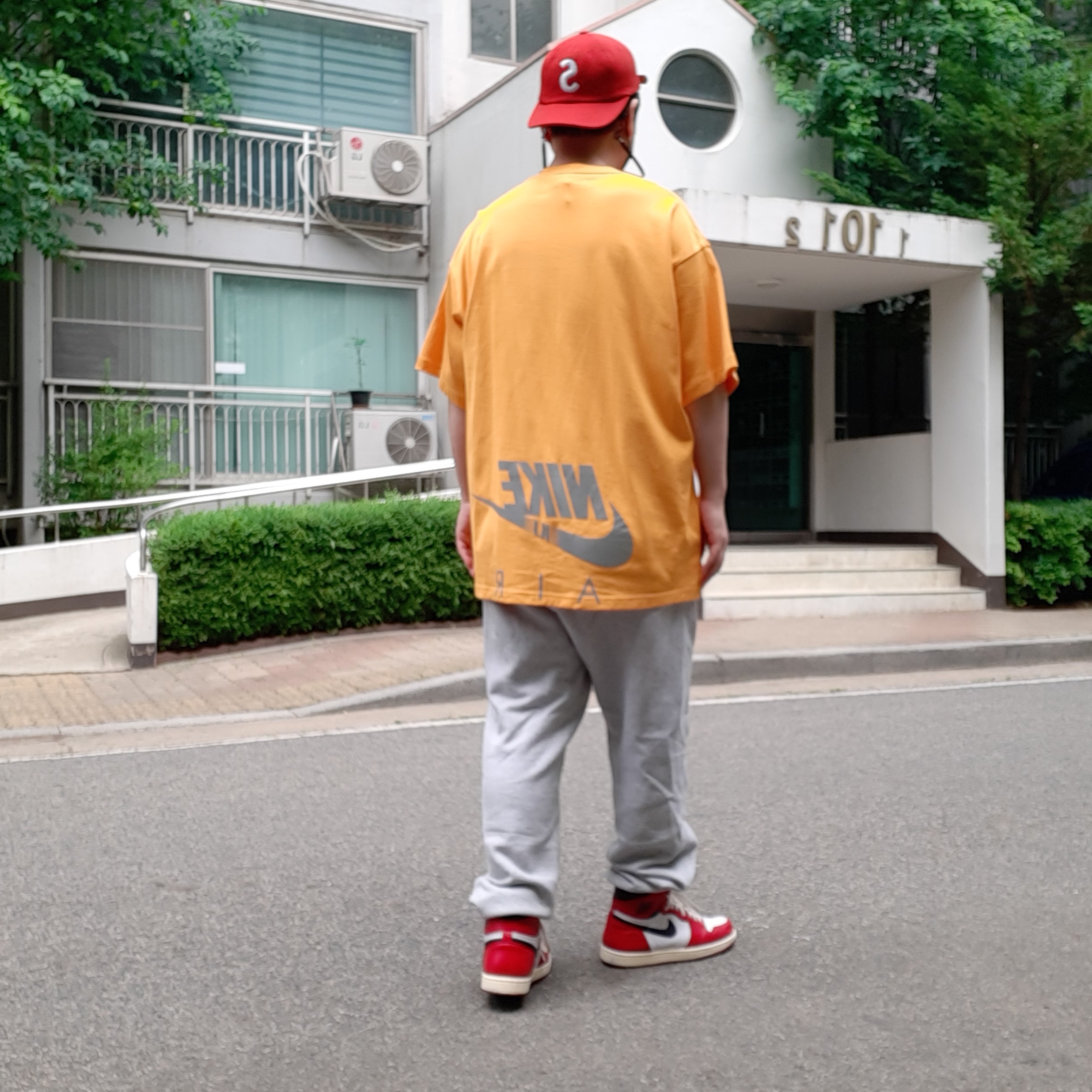 Nike x Kim Jones Oversized T-Shirt Circuit Orange - US/EU, Nike NRG Solo Swoosh Fleece Pants Dark Grey Heather - US/EU 착용 스타일