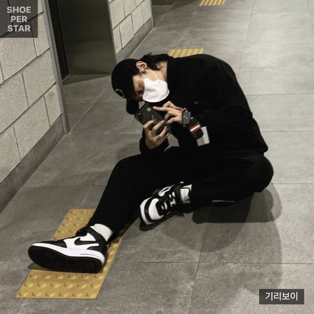 Nike x Stussy Air Force 1 '07 Mid SP Black and Light Bone 착용 스타일 - 2