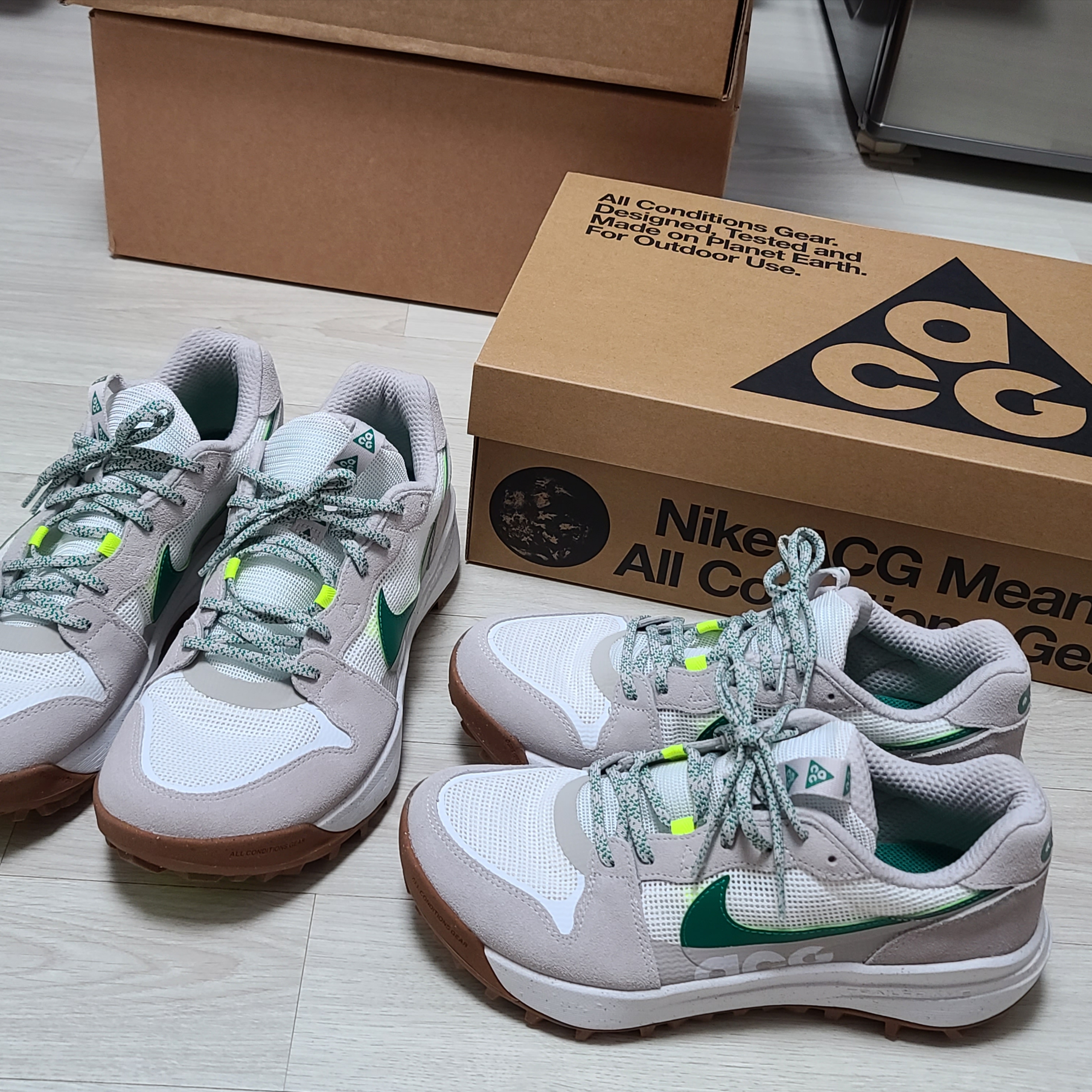 Nike ACG Lowcate Light Iron Ore 착용 스타일 - 1