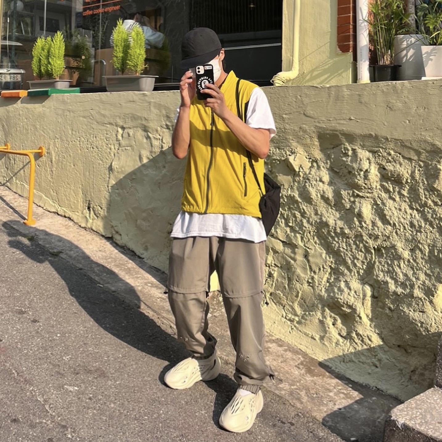 Adidas Yeezy Foam RNNR Sand 착용 스타일 - 1