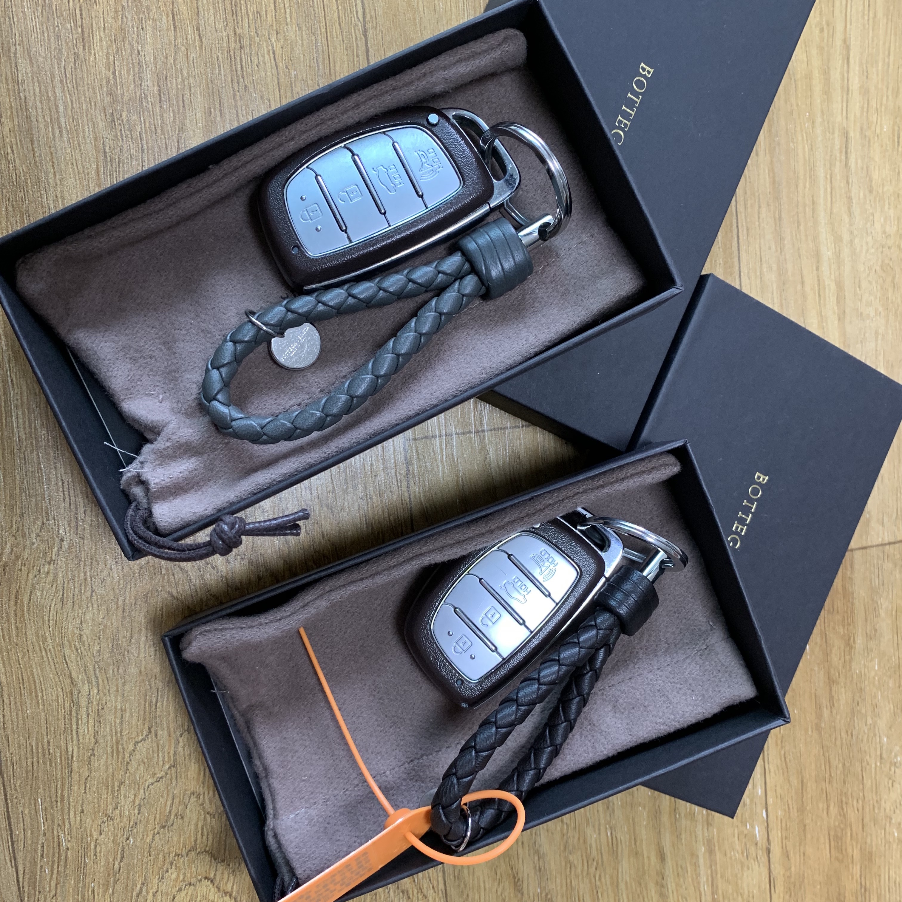 Bottega Veneta Logo Tag Keyring Espresso, Bottega Veneta Logo Tag Keyring Grey 착용 스타일