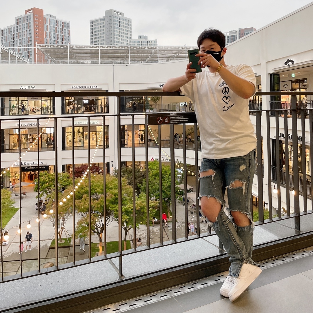 Nike x Stussy NRG RA T-Shirt Summit White (DM4942-121), Nike Air Force 1 '07 Low White 착용 스타일