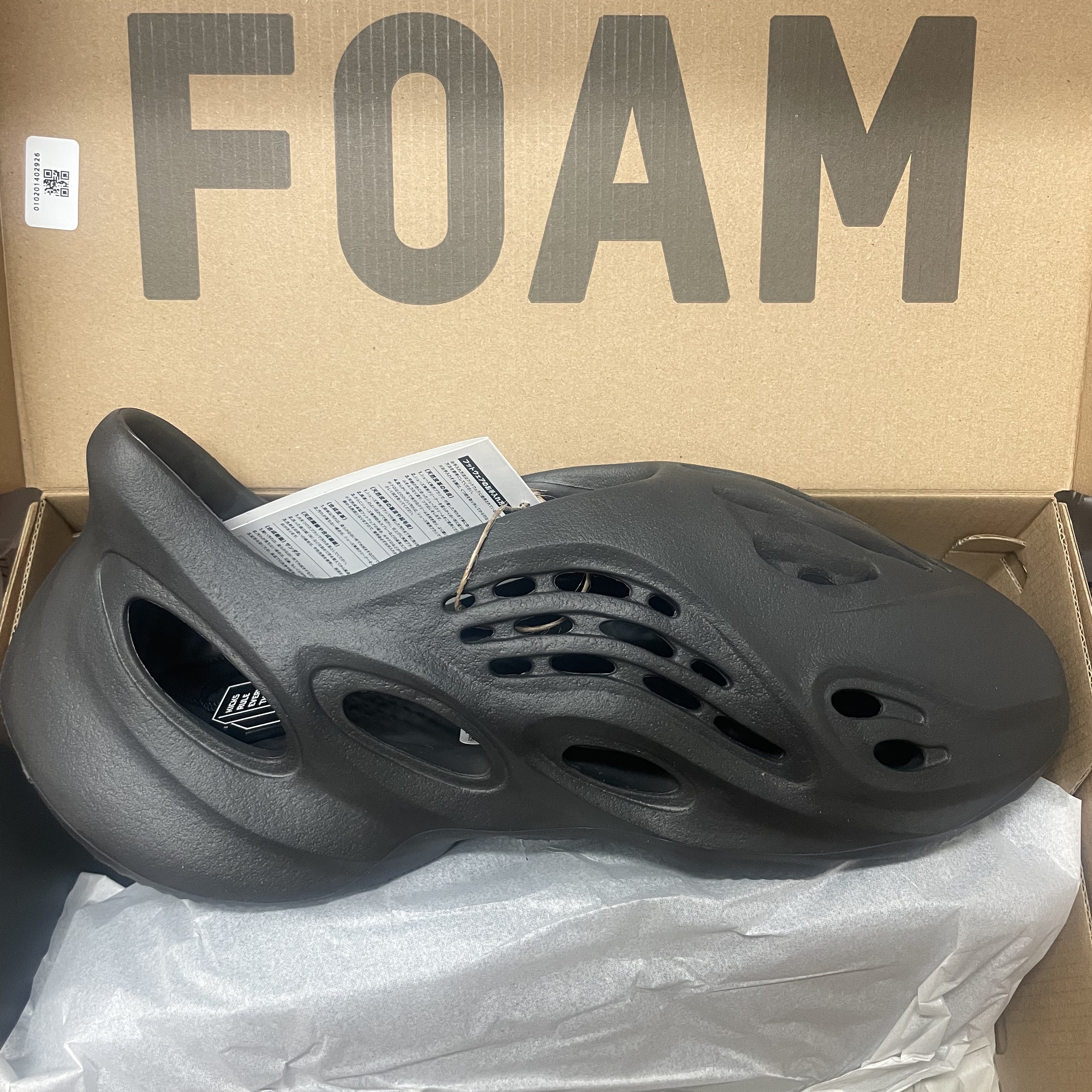 Adidas Yeezy Foam RNNR Onyx 착용 스타일