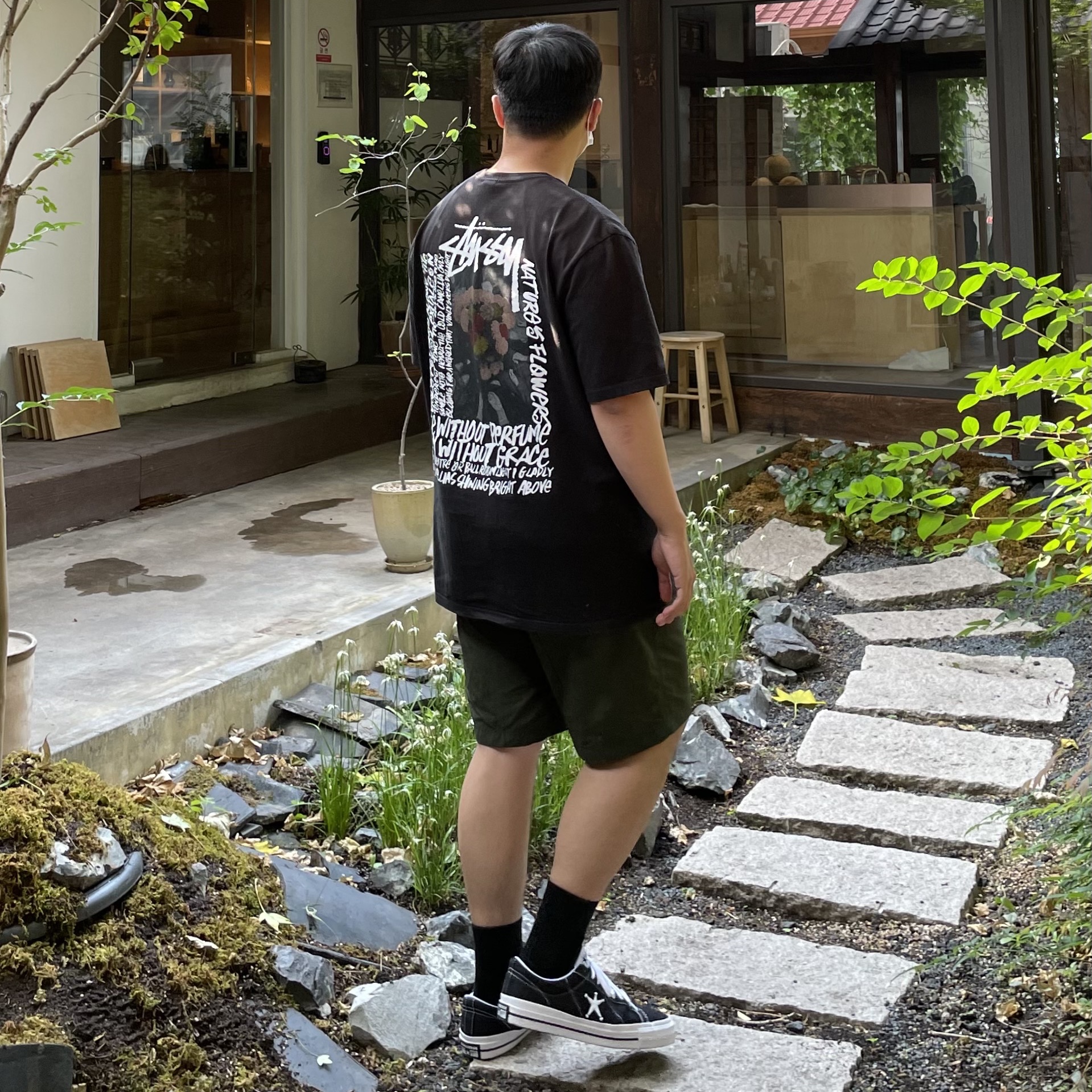 Stussy Camellias Pig. Dyed T-Shirt Black, Converse x Stussy One Star Ox Black 착용 스타일