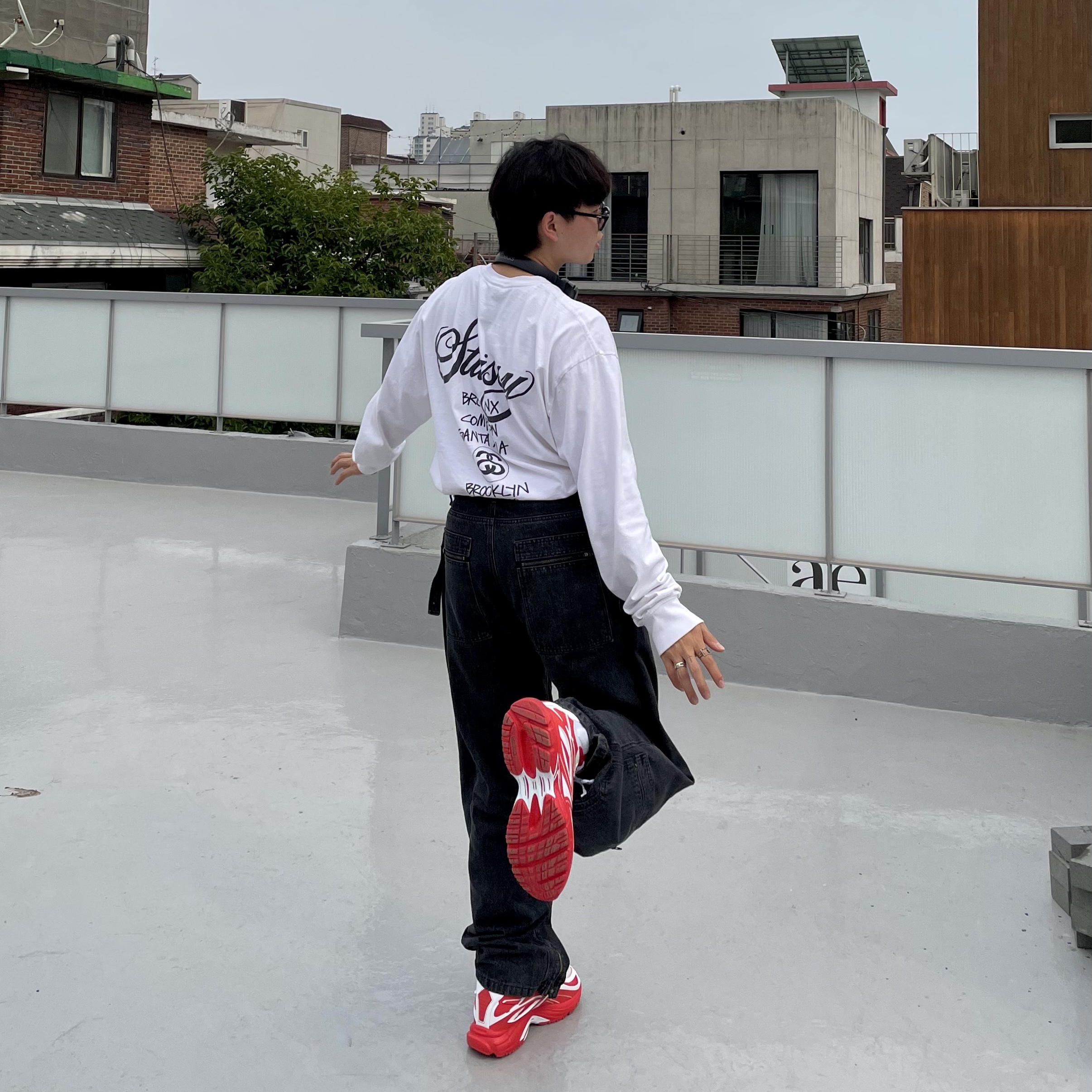 Stussy World Tour LS T-Shirt White, Reebok x Kanghyuk Premier Road Modern Mid White Red 착용 스타일 - 3