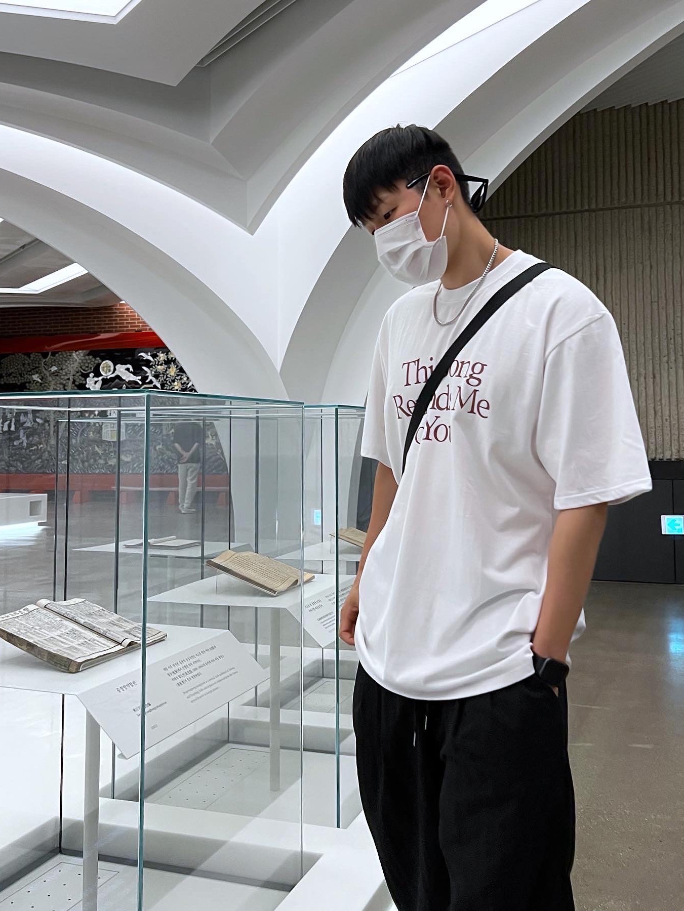 Adidas Yeezy Foam RNNR Stone Sage 착용 스타일 - 2