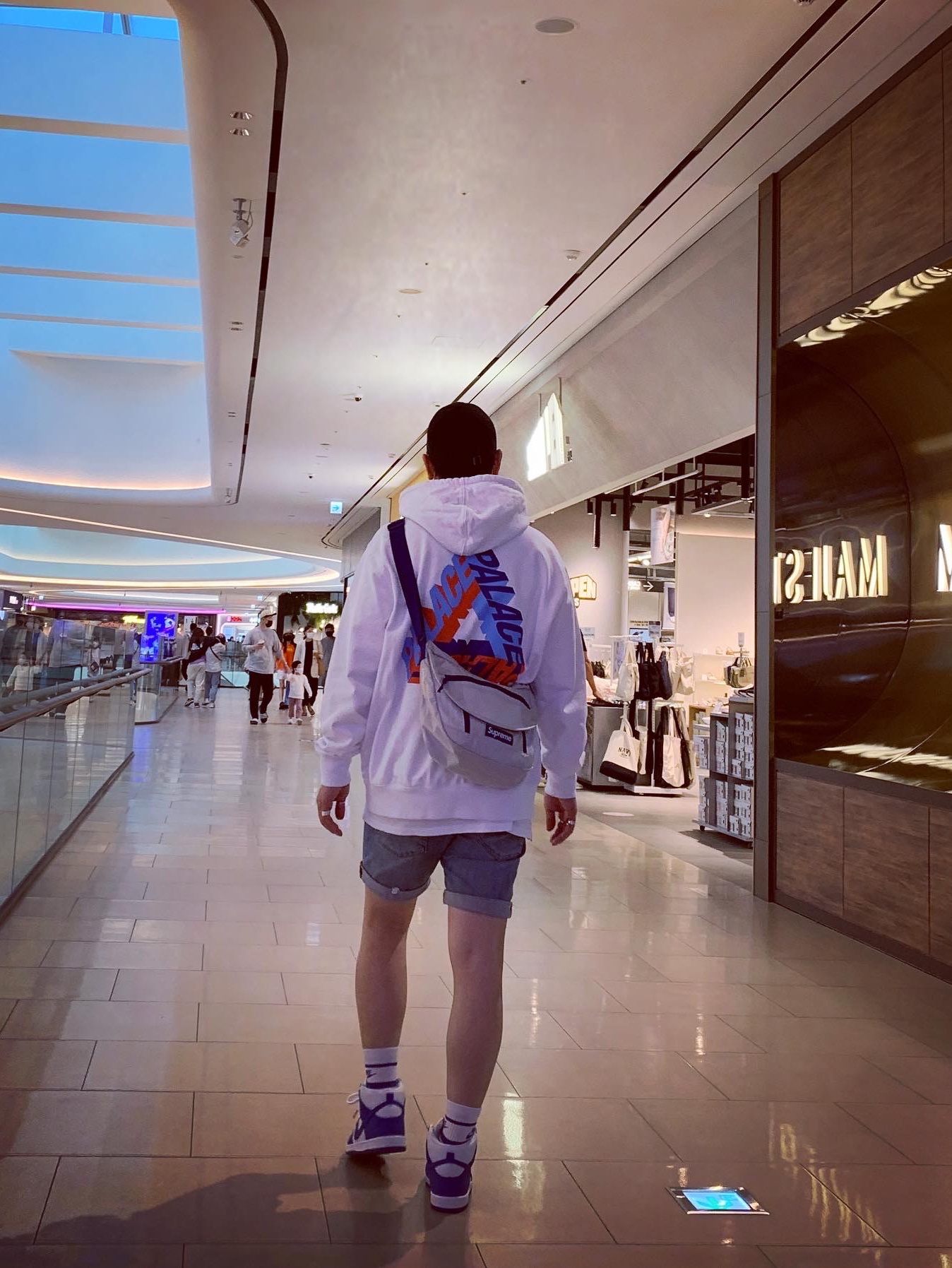 Palace P-3D Hood White - 21FW, Supreme Small Messenger Bag Silver - 22SS 착용 스타일