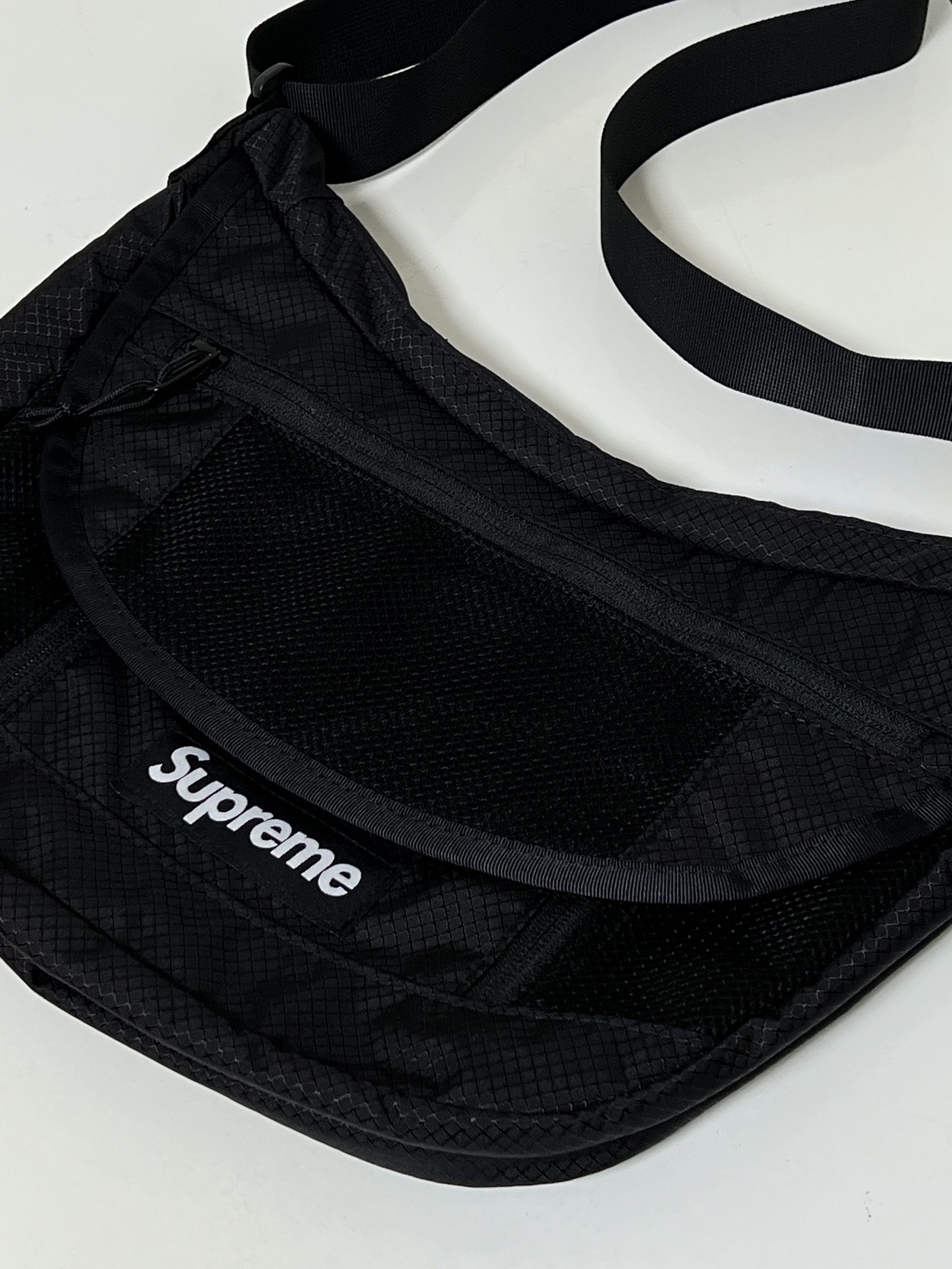 Supreme Small Messenger Bag Black - 22SS 착용 스타일