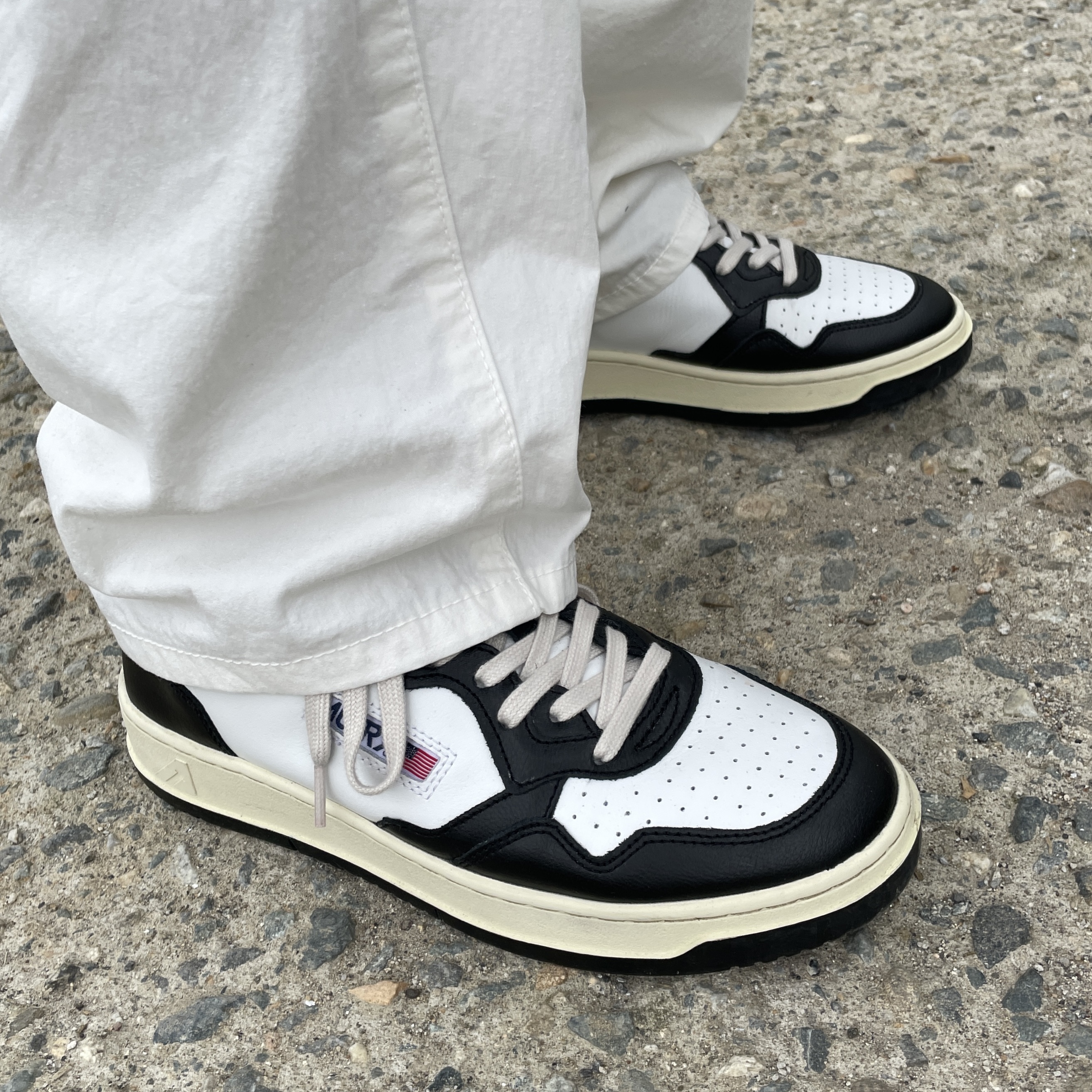 Autry Medalist Low Leather Sneakers Black White 착용 스타일 - 1