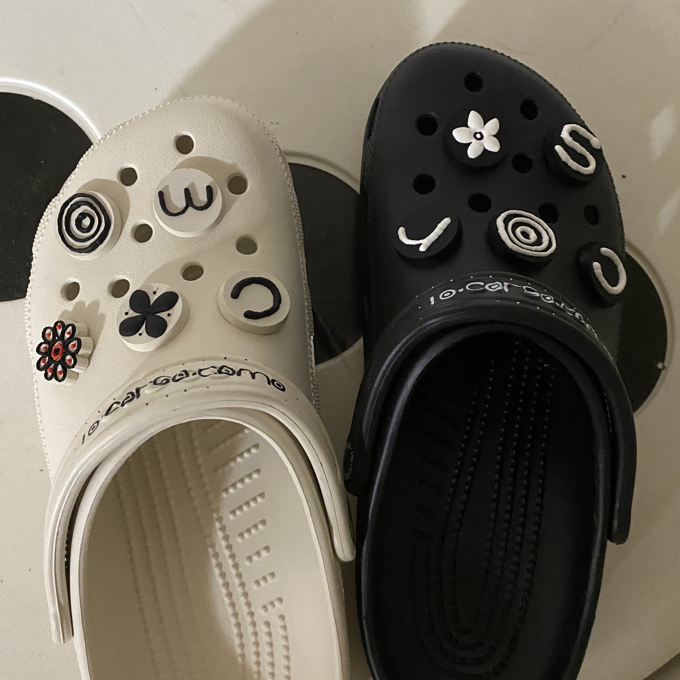Crocs x 10 Corso Como Classic Clog Black, Crocs x 10 Corso Como Classic Clog Stucco 착용 스타일 - 2