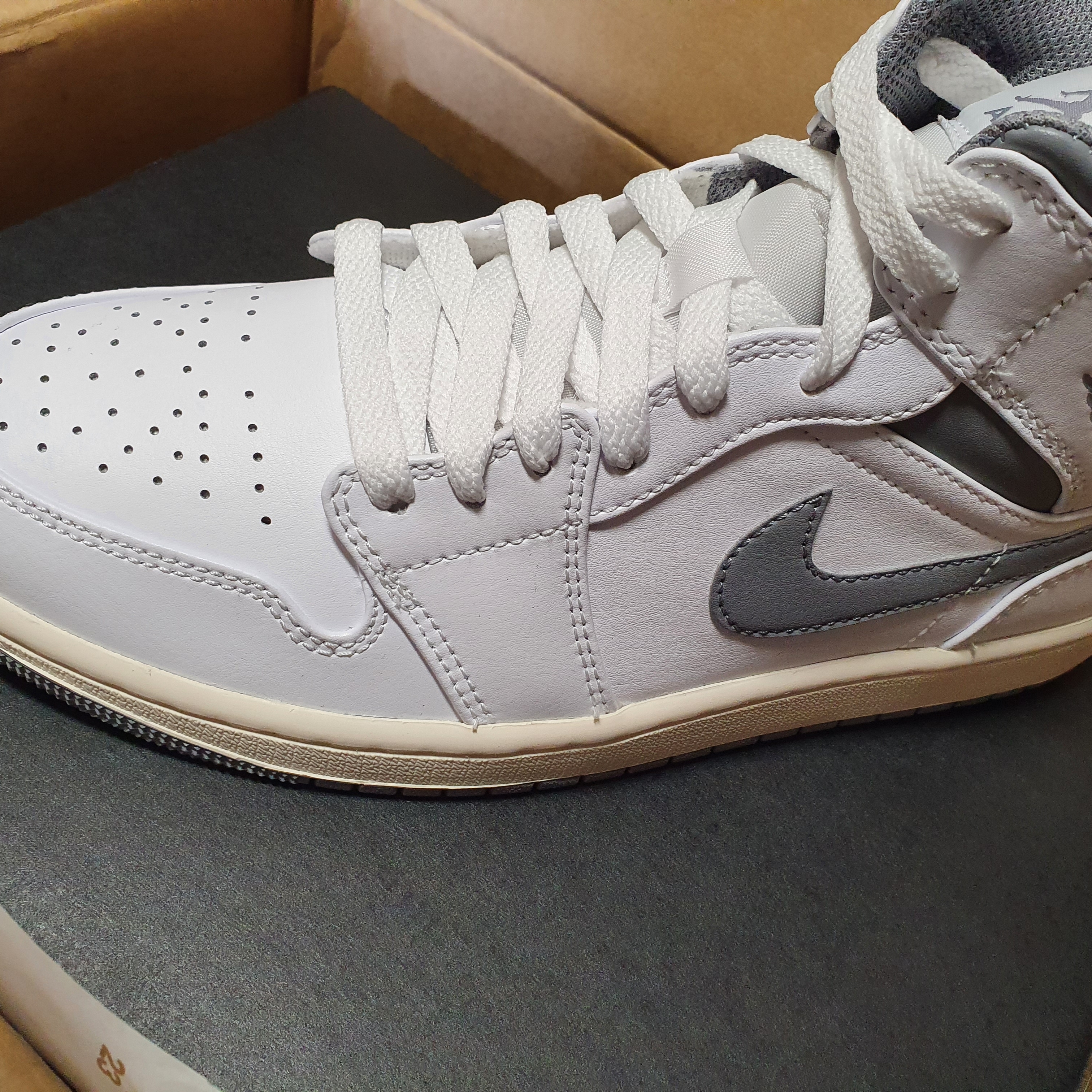 Jordan 1 Mid White Stealth 착용 스타일 - 1