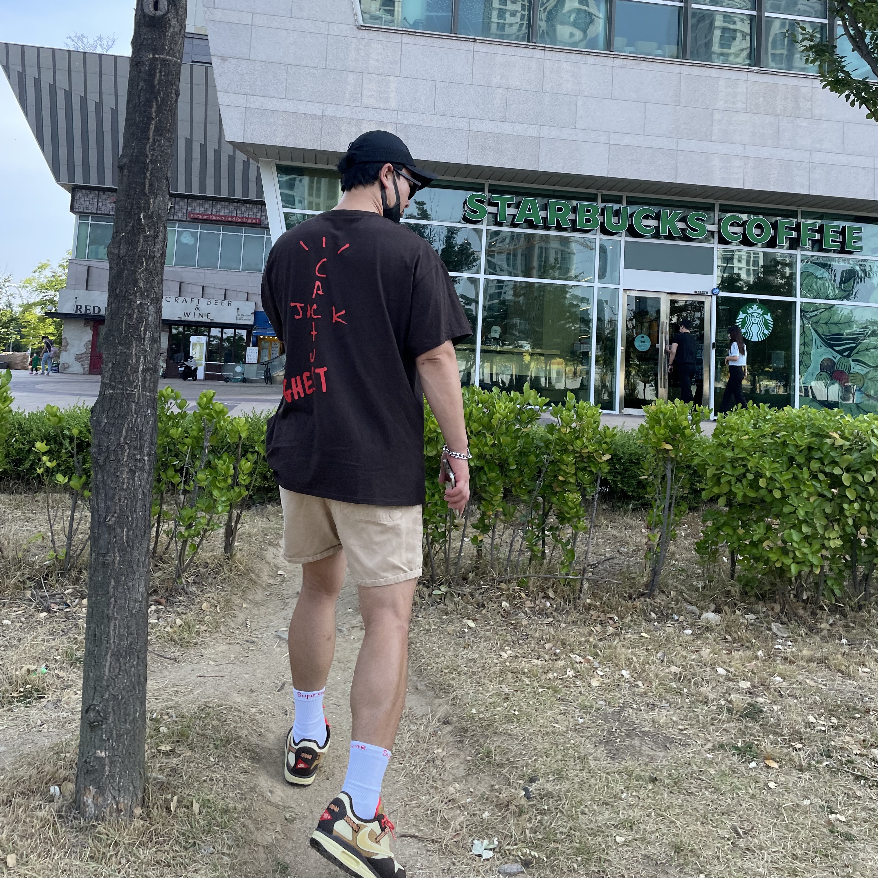 Nike x Travis Scott Air Max 1 Cact.us Brown, Supreme Mesh Seersucker Camp Cap Black - 21SS 착용 스타일 - 1