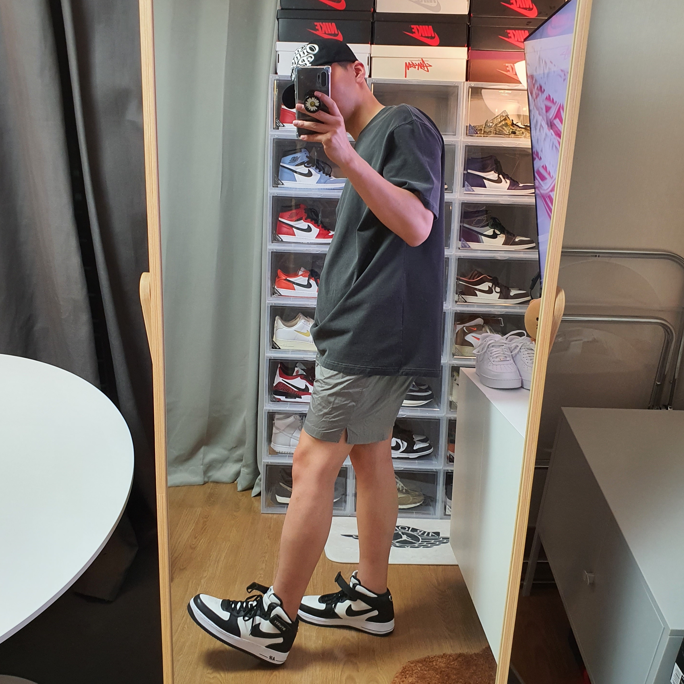 Nike x Stussy Air Force 1 '07 Mid SP Black and Light Bone, IAB Studio Pigment T-Shirt Black 착용 스타일 - 1