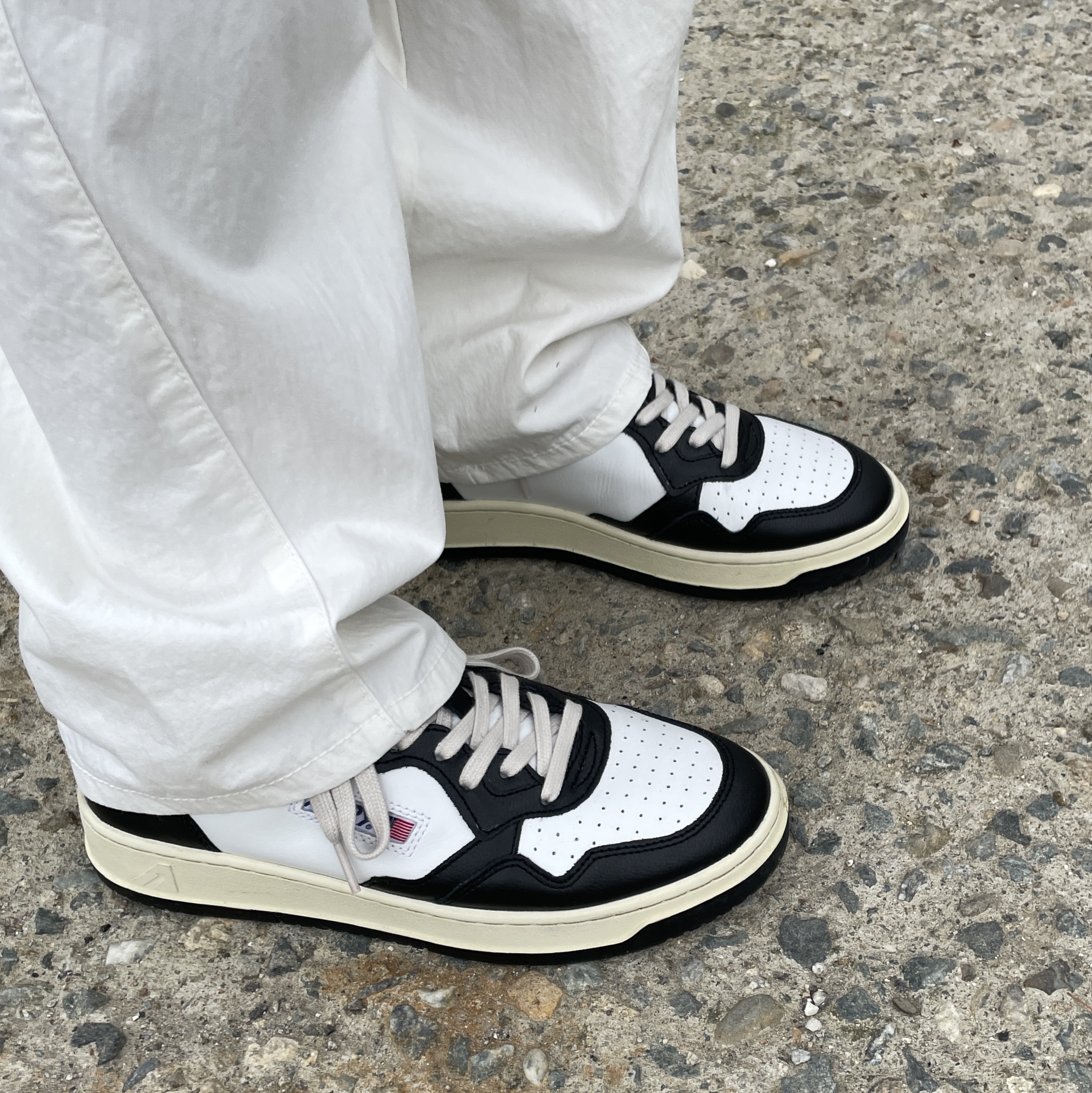 Autry Medalist Low Leather Sneakers Black White 착용 스타일 - 3
