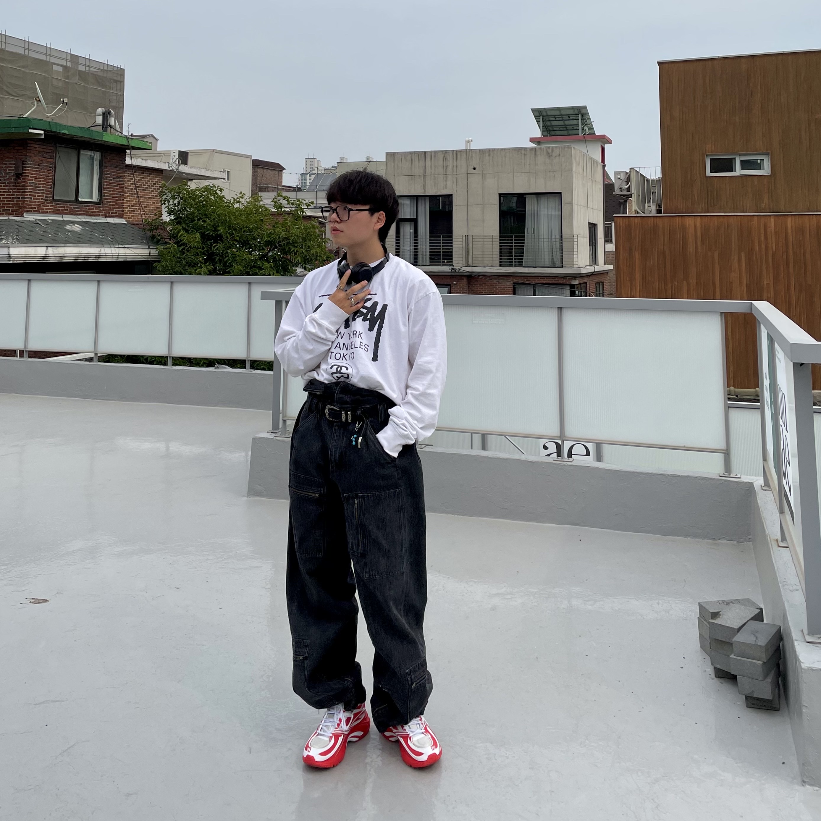 Stussy World Tour LS T-Shirt White, Reebok x Kanghyuk Premier Road Modern Mid White Red 착용 스타일 - 1