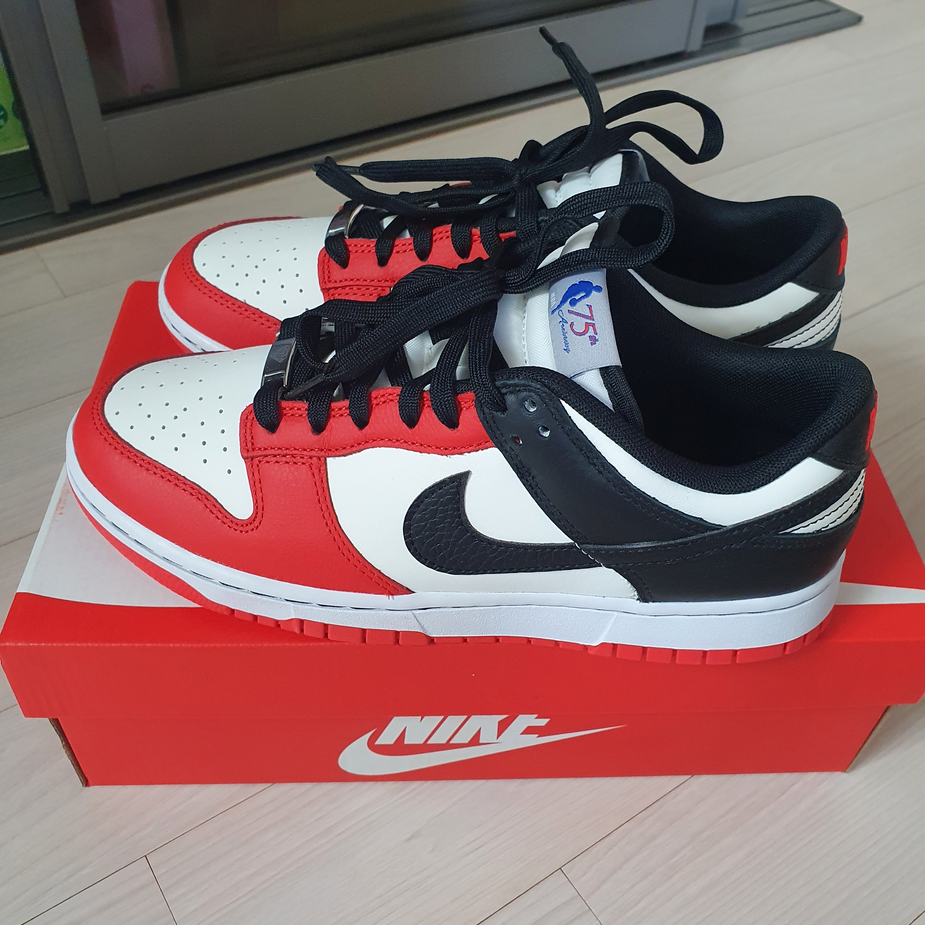 Nike x NBA Dunk Low Retro EMB Black and Chile Red 착용 스타일 - 2