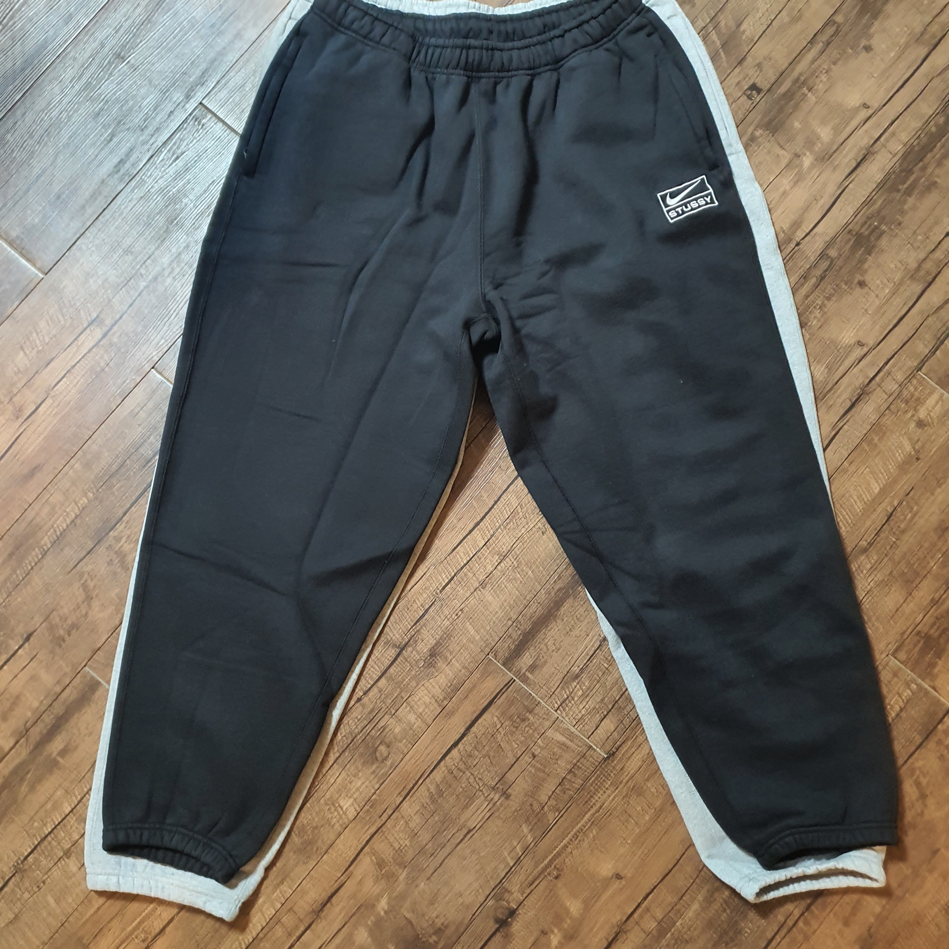 Nike x Stussy NRG RA Washed Fleece Pants Black (DN4030-010), Nike x Stussy NRG RA Fleece Pants Dark Grey Heather (DJ9490-063) 착용 스타일