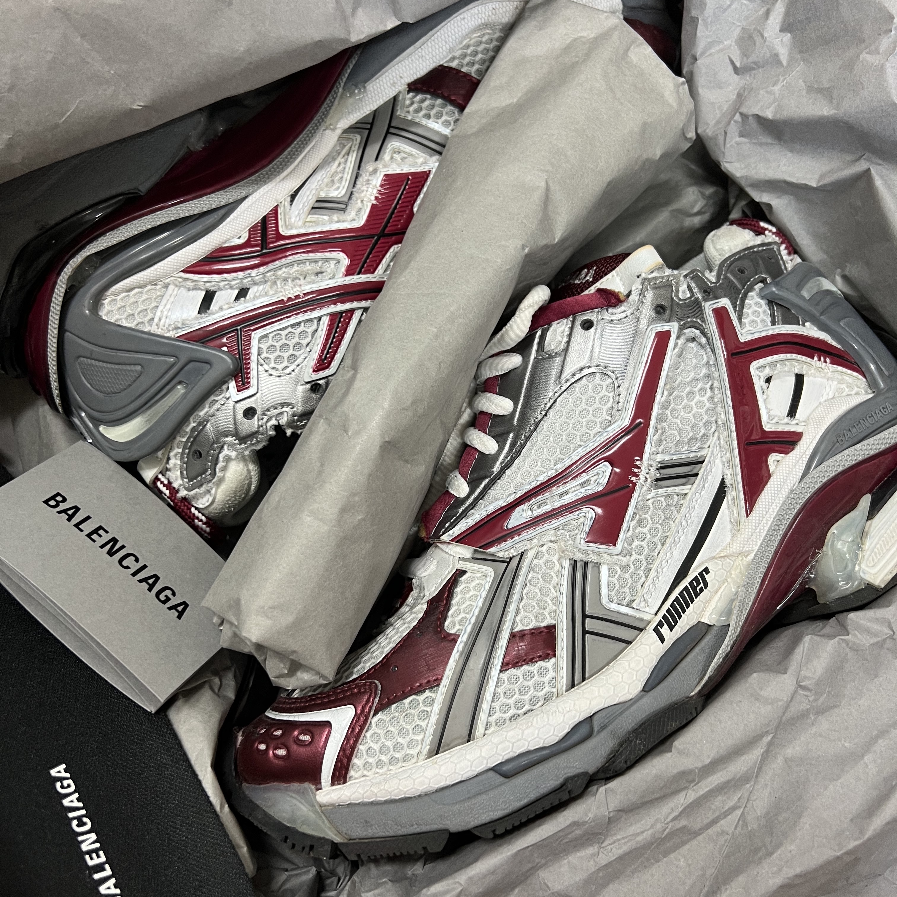 Balenciaga Runner Sneakers Grey Burgundy 착용 스타일