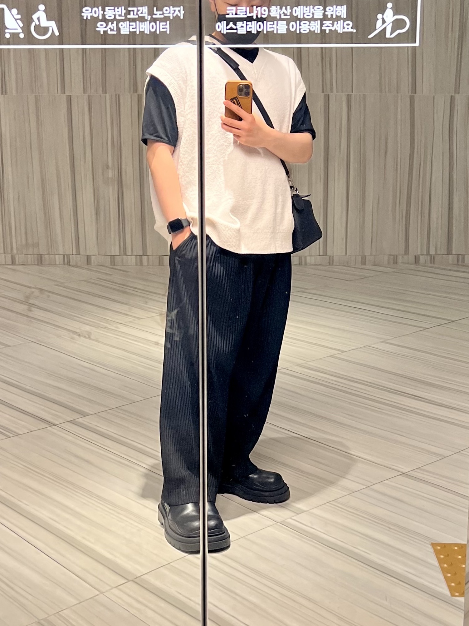 Bottega Veneta Tire Cropped Chelsea Boots Black, Homme Plisse Issey Miyake Straight Basics Pants Black 착용 스타일
