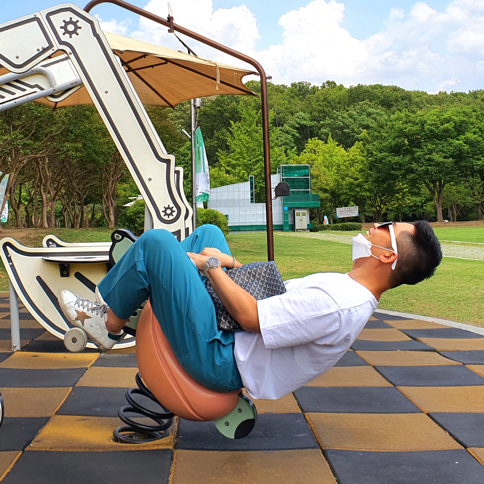 Golden Goose Superstar White Sienna Army Green Heel Tab Sneakers, Goyard Senat Pochette MGM Black 착용 스타일 - 2