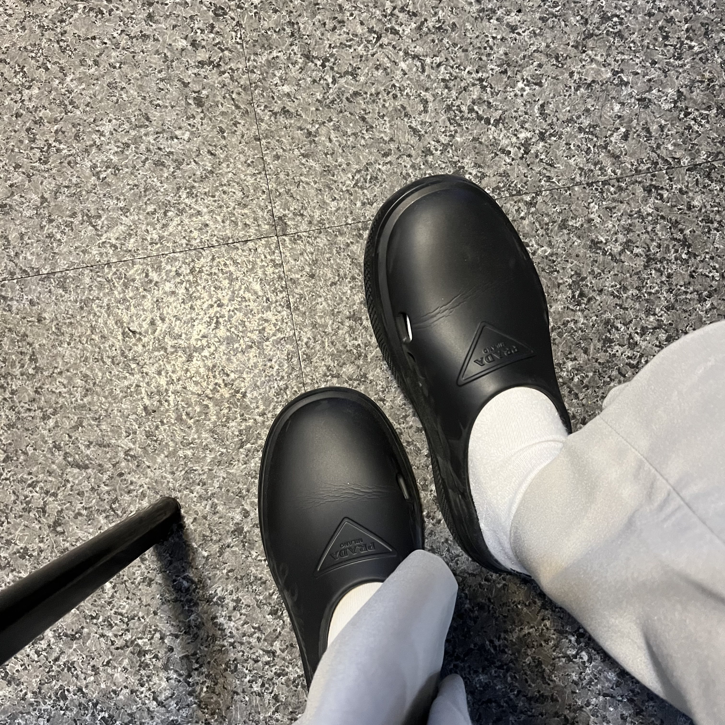 Prada Mellow Rubber Mules Black 착용 스타일