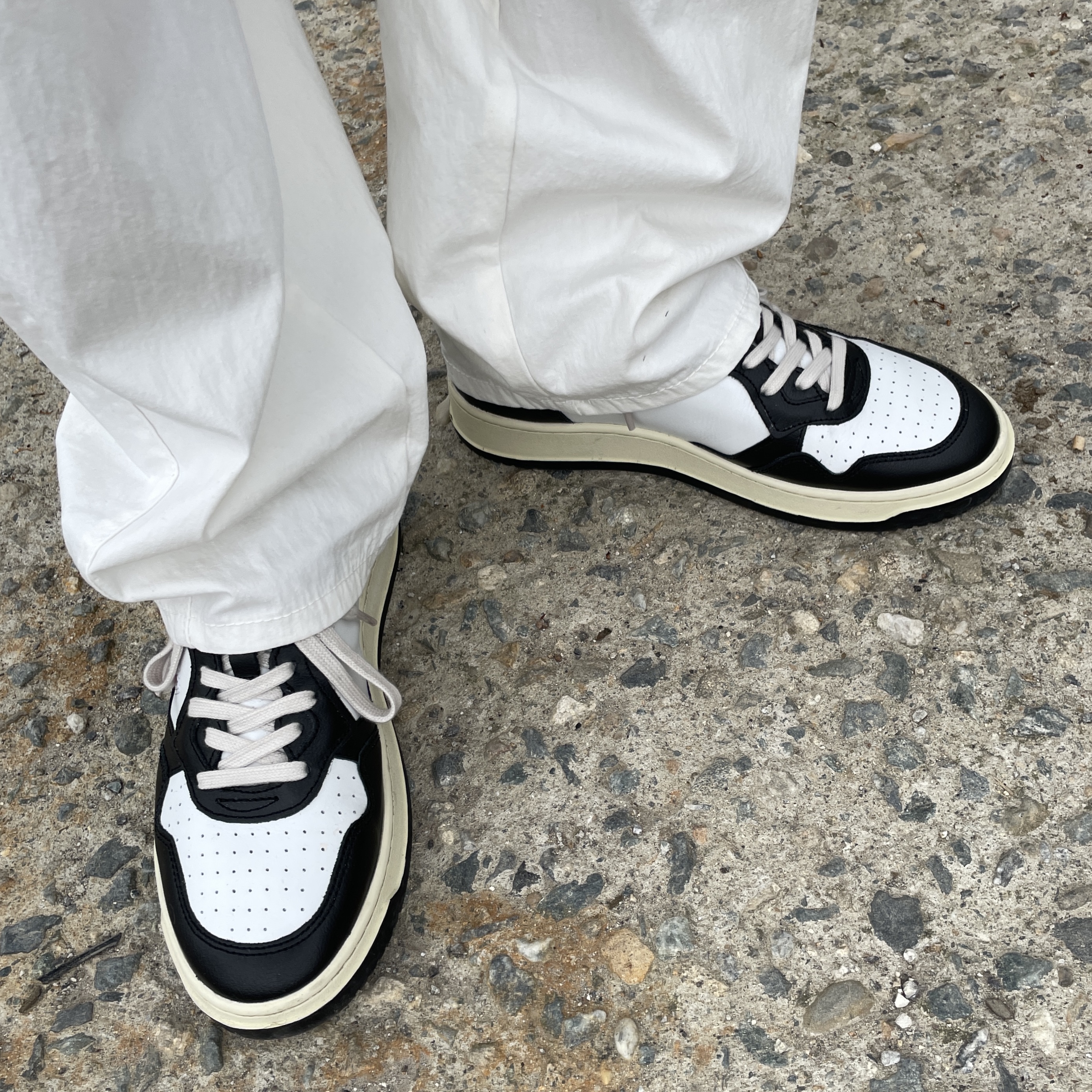 Autry Medalist Low Leather Sneakers Black White 착용 스타일 - 2