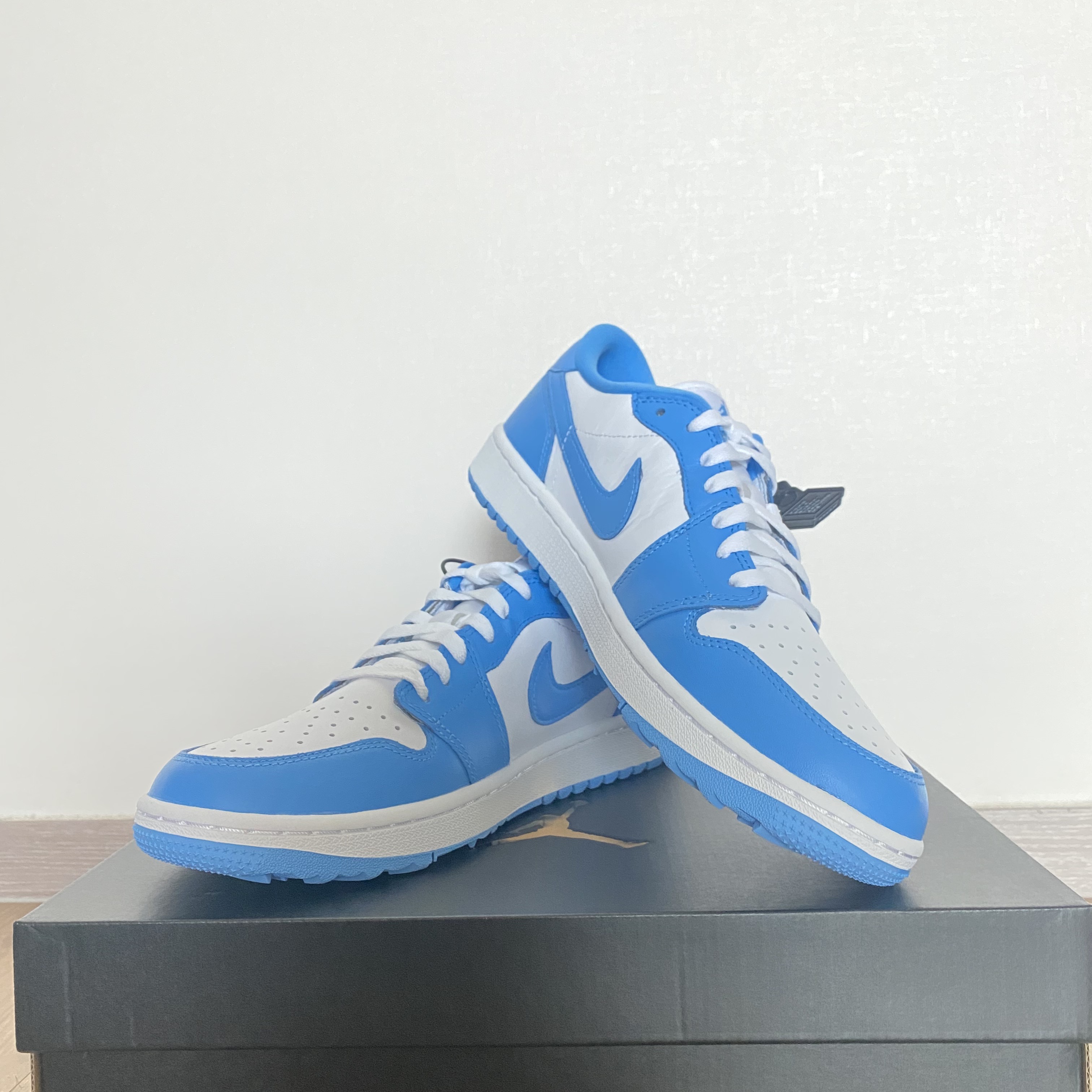 Jordan 1 Low Golf White and University Blue 착용 스타일 - 2