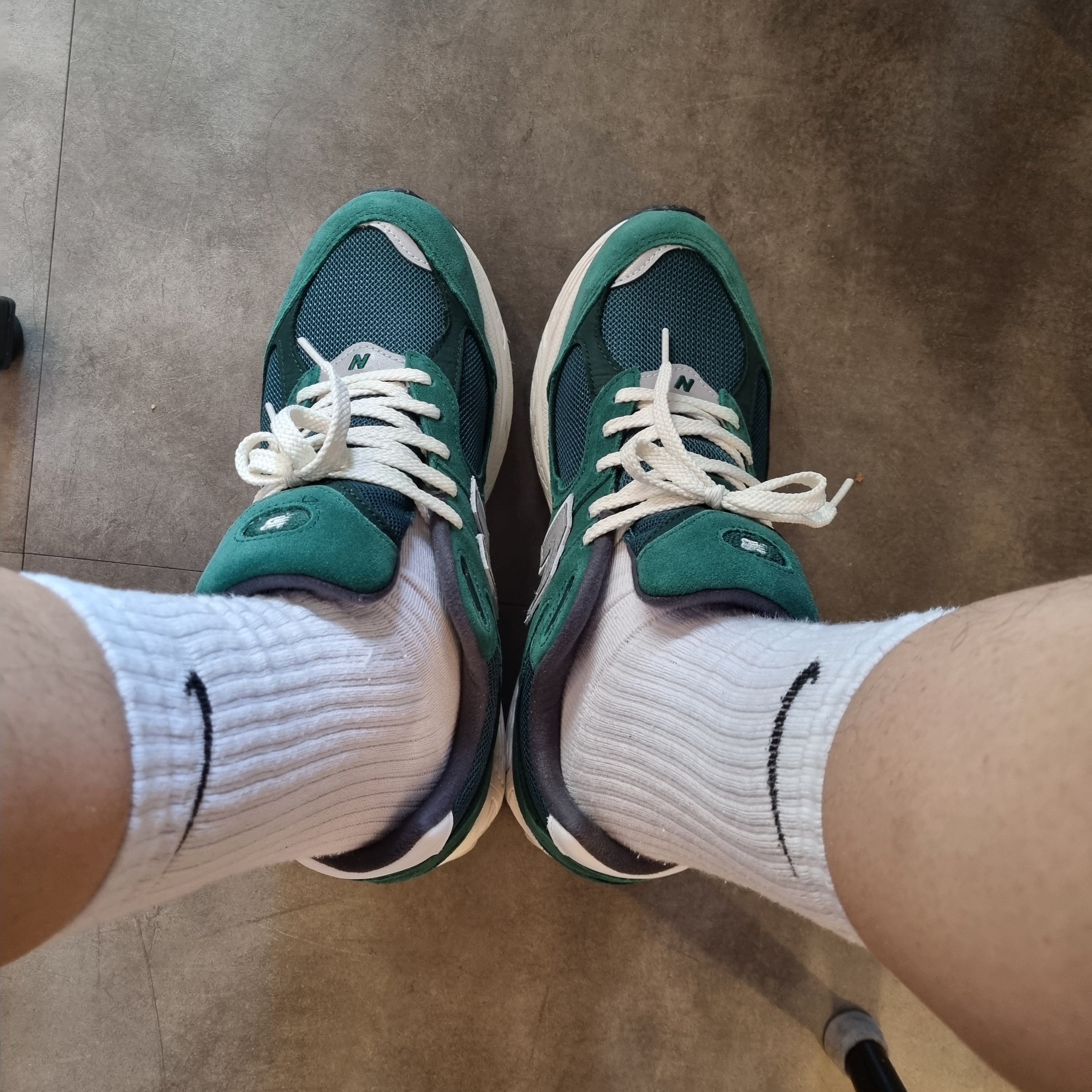 New Balance 2002R Nightwatch Green 착용 스타일