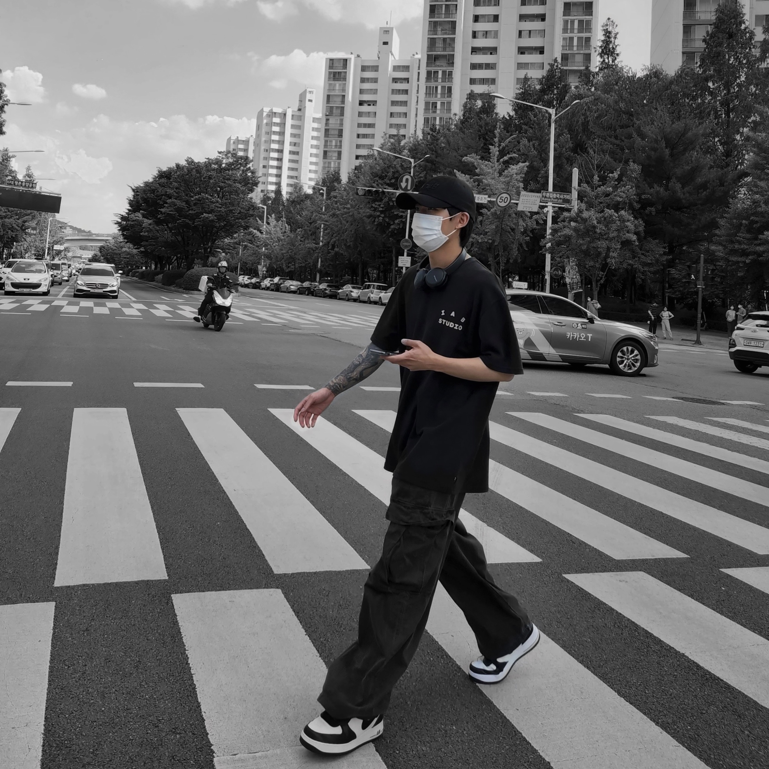 IAB Studio Black Glow T-Shirt, Nike x Stussy Air Force 1 '07 Mid SP Black and Light Bone 착용 스타일