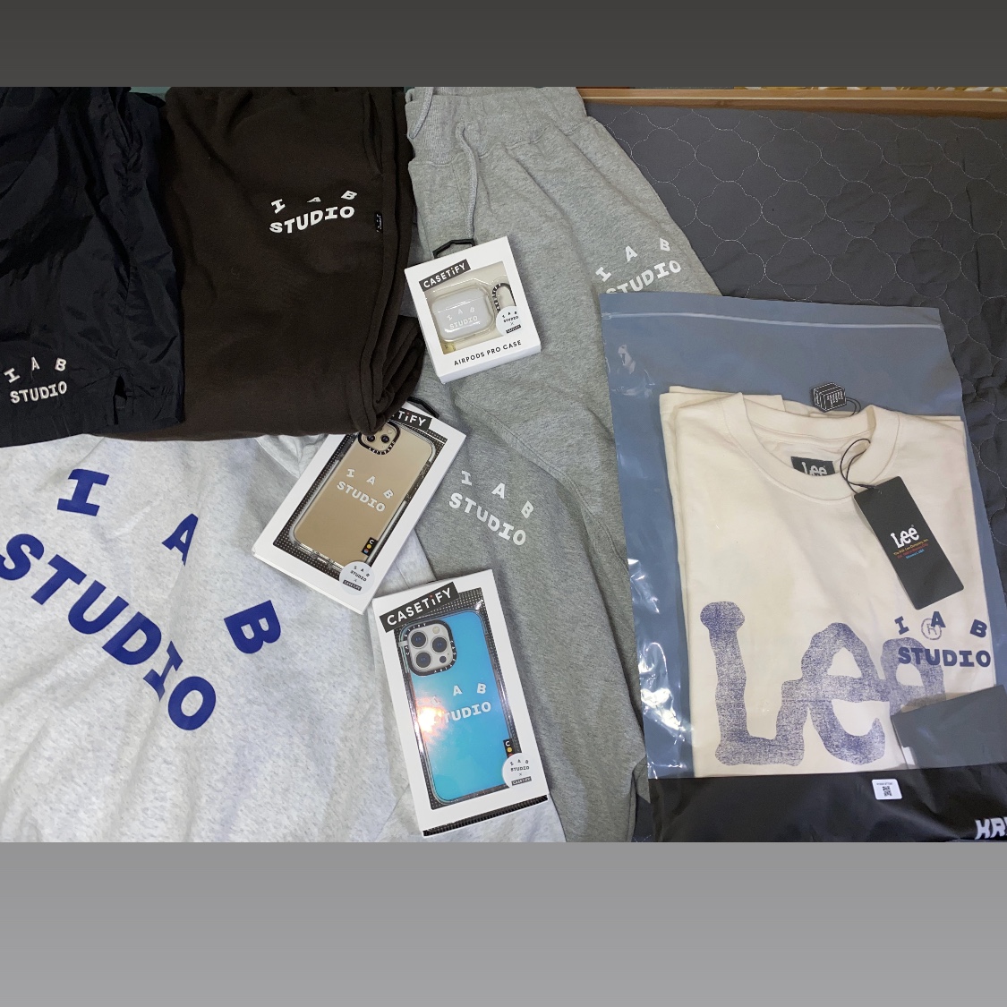 Casetify x IAB Studio iPhone White Logo Impact Case Frost White, Casetify x IAB Studio Single White Logo AirPods Pro Case Clear 착용 스타일