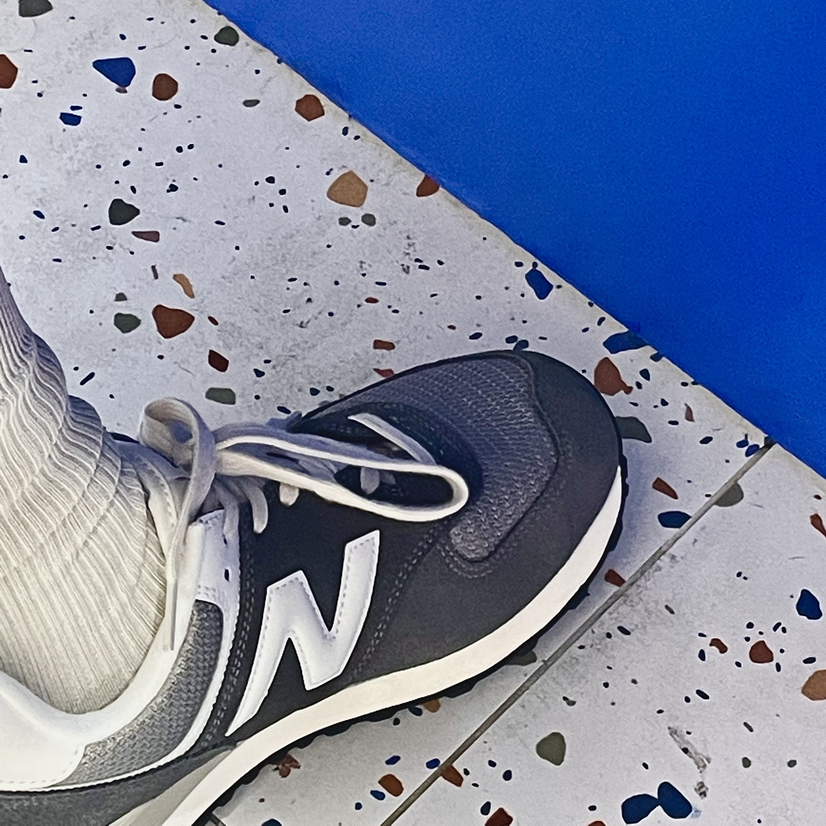 New Balance 574 Dark Grey 착용 스타일 - 3
