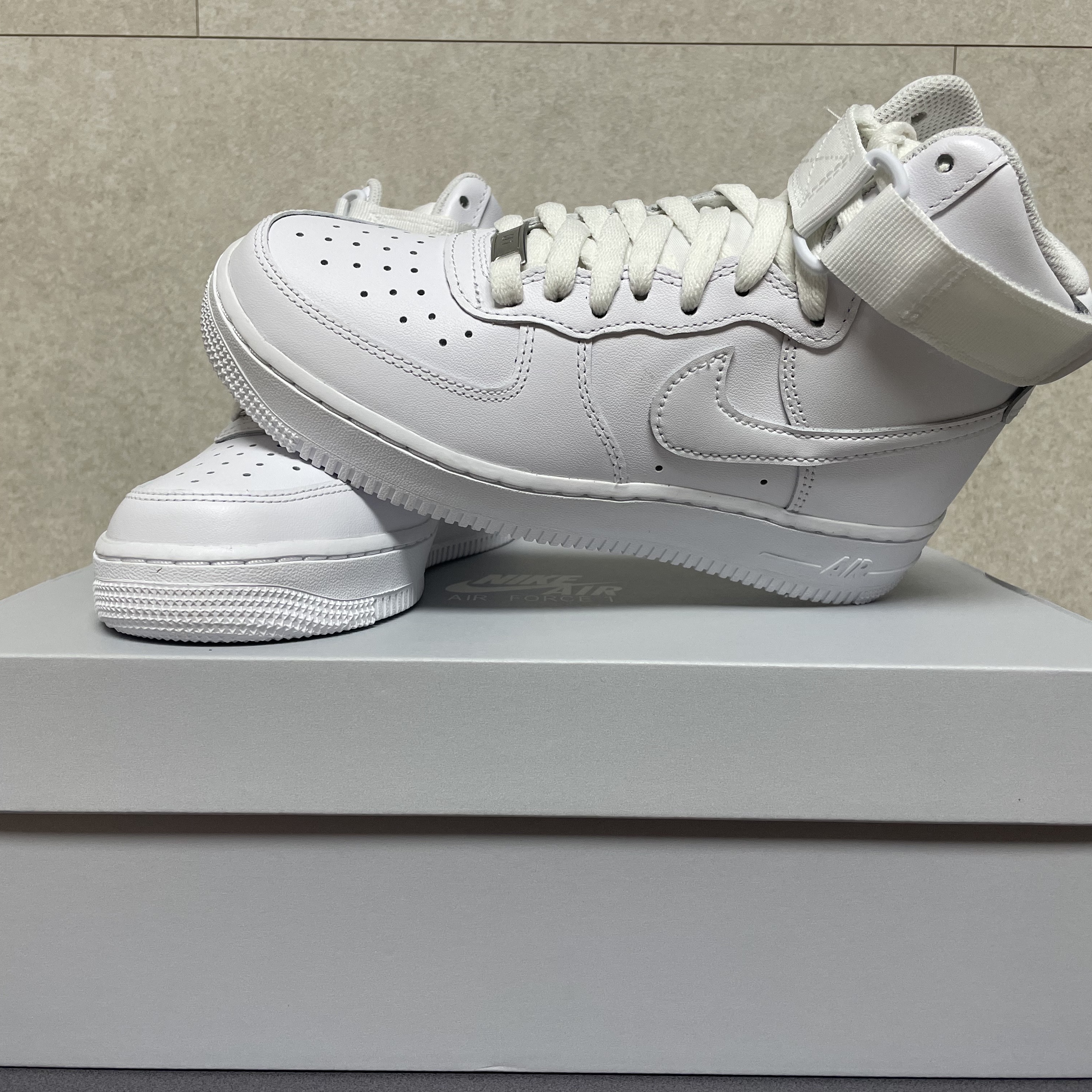 (W) Nike Air Force 1 High White 착용 스타일 - 2