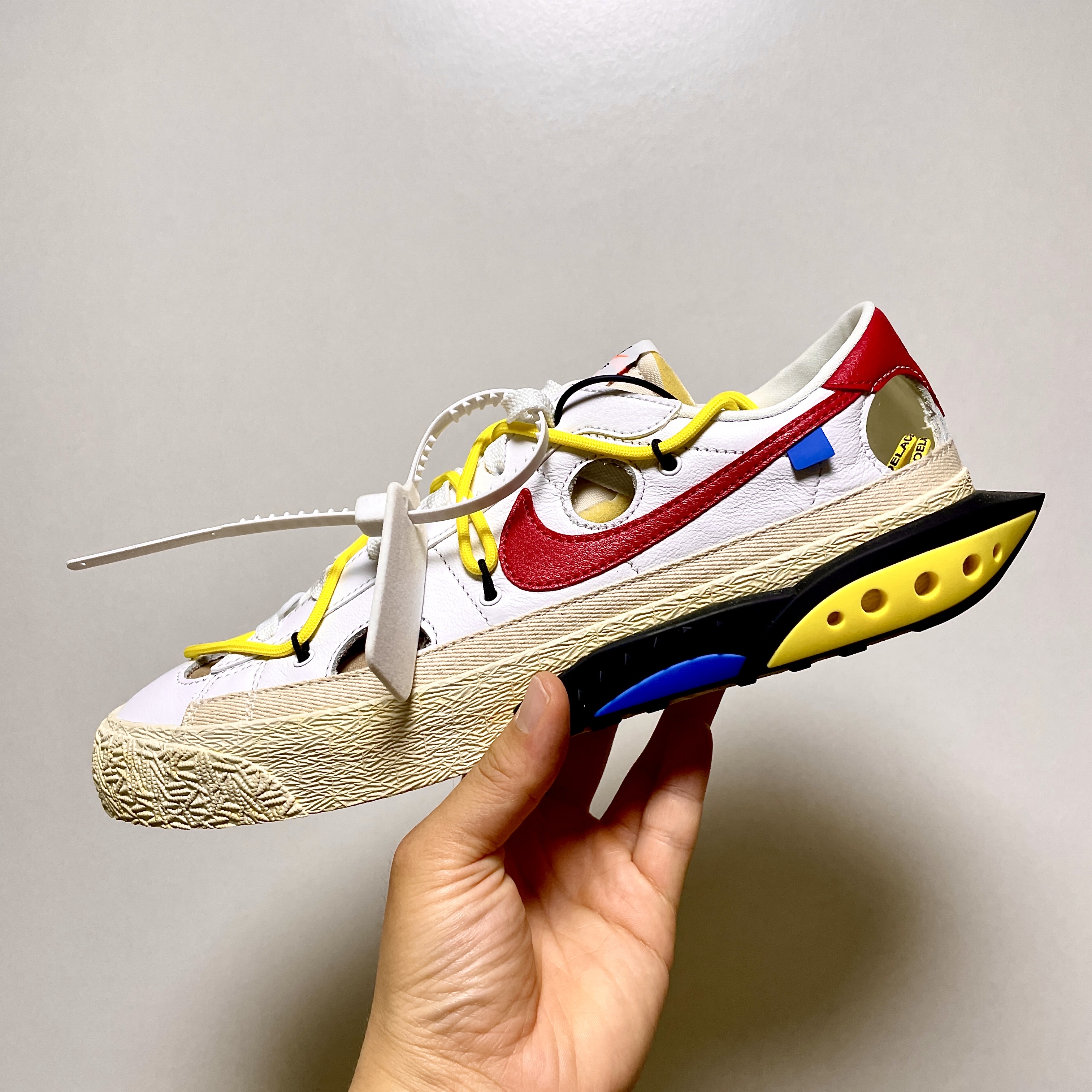 Nike x Off-White Blazer Low '77 White and University Red 착용 스타일 - 2