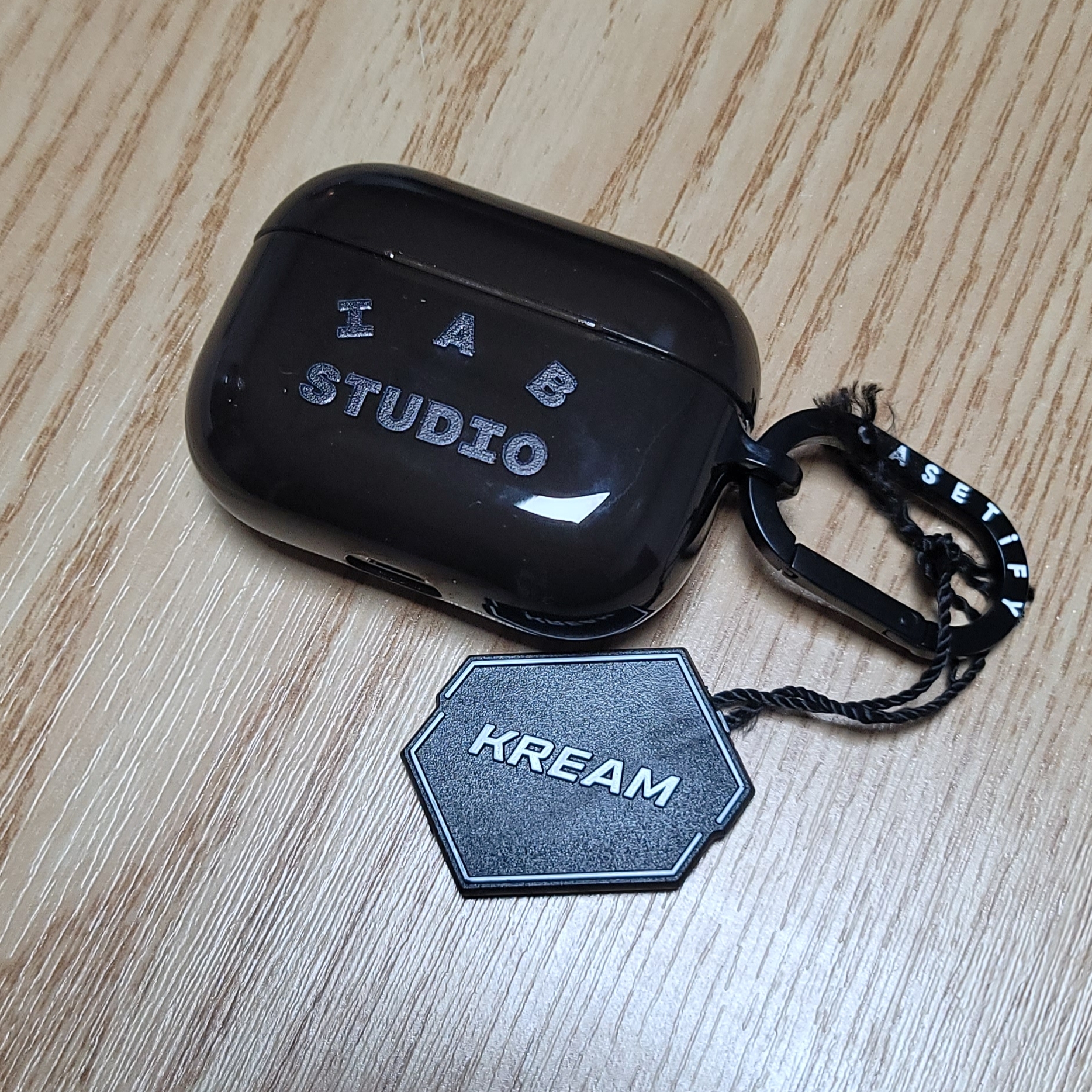 Casetify x IAB Studio Single Black Logo AirPods Pro Case Black 착용 스타일