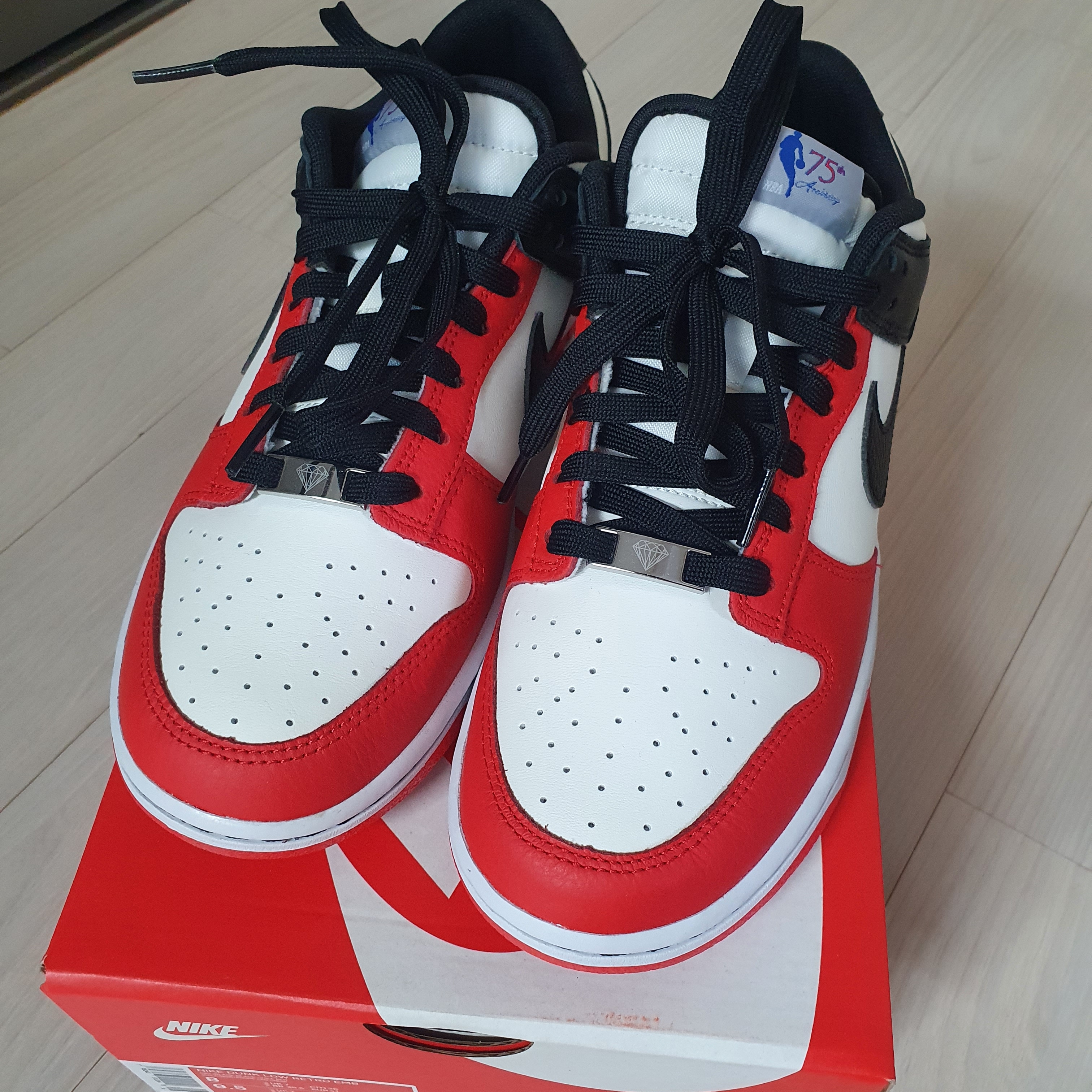 Nike x NBA Dunk Low Retro EMB Black and Chile Red 착용 스타일 - 1