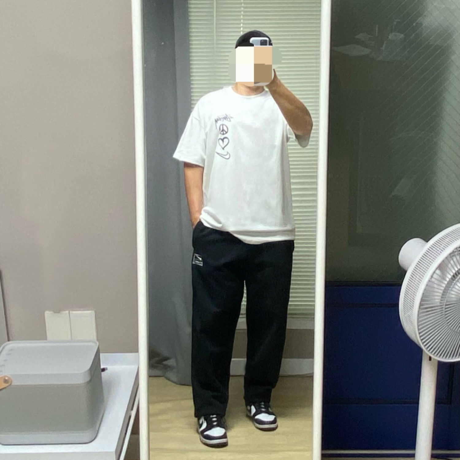 Nike x Stussy NRG RA T-Shirt Summit White (DM4942-121), Nike x Stussy NRG RA Washed Fleece Pants Black (DN4030-010) 착용 스타일 - 1