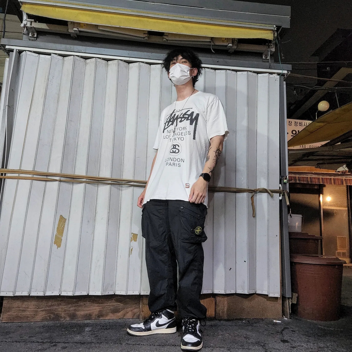 Stussy World Tour T-Shirt White, Stone Island 30203 Cargo Pants 5 Pockets Black - 21SS 착용 스타일 - 1