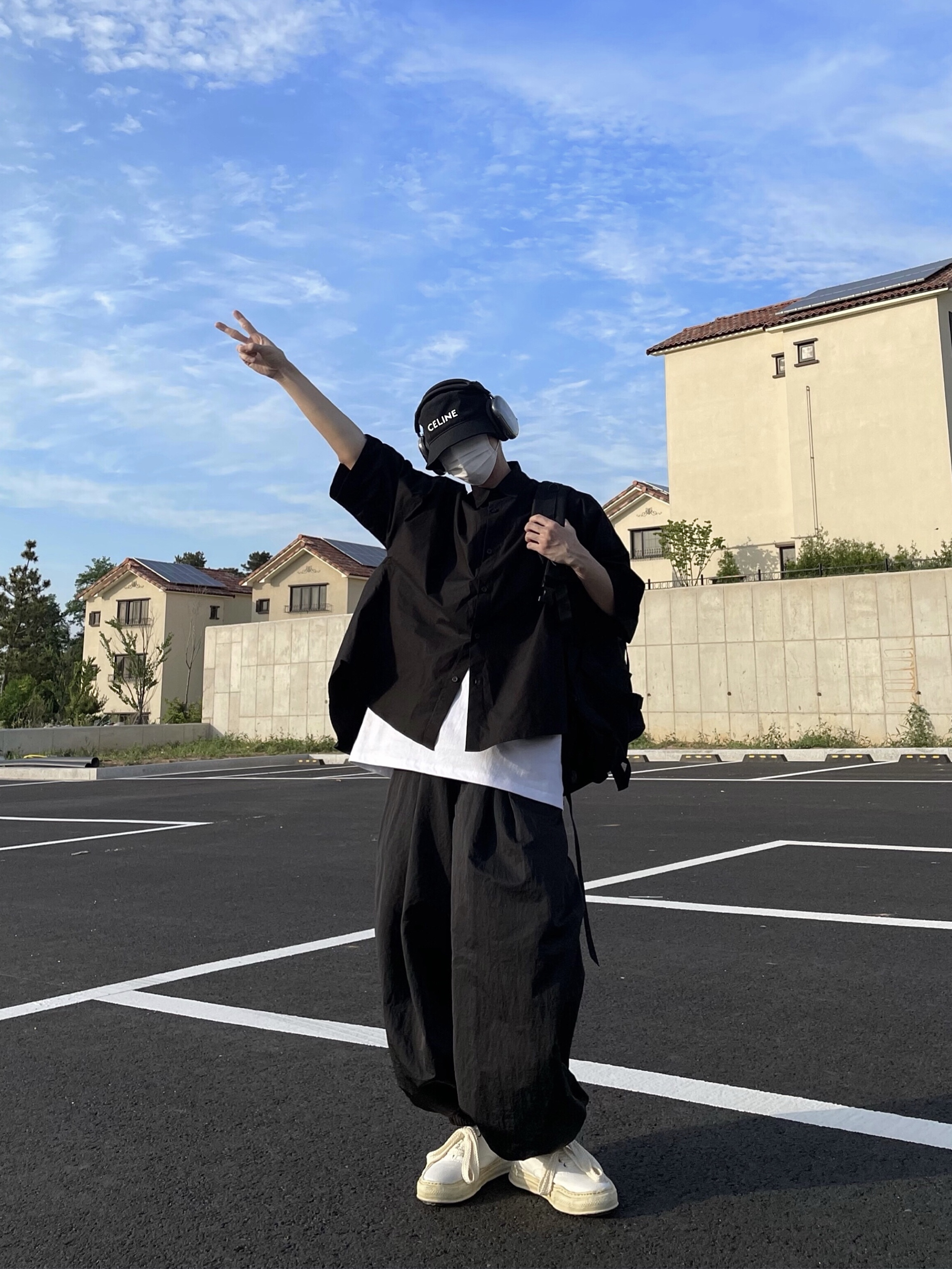 Celine Bucket Hat in Cotton Gabardine Ultra Black, Apple AirPods Max Lightning Space Gray (Korean Ver.) 착용 스타일 - 1
