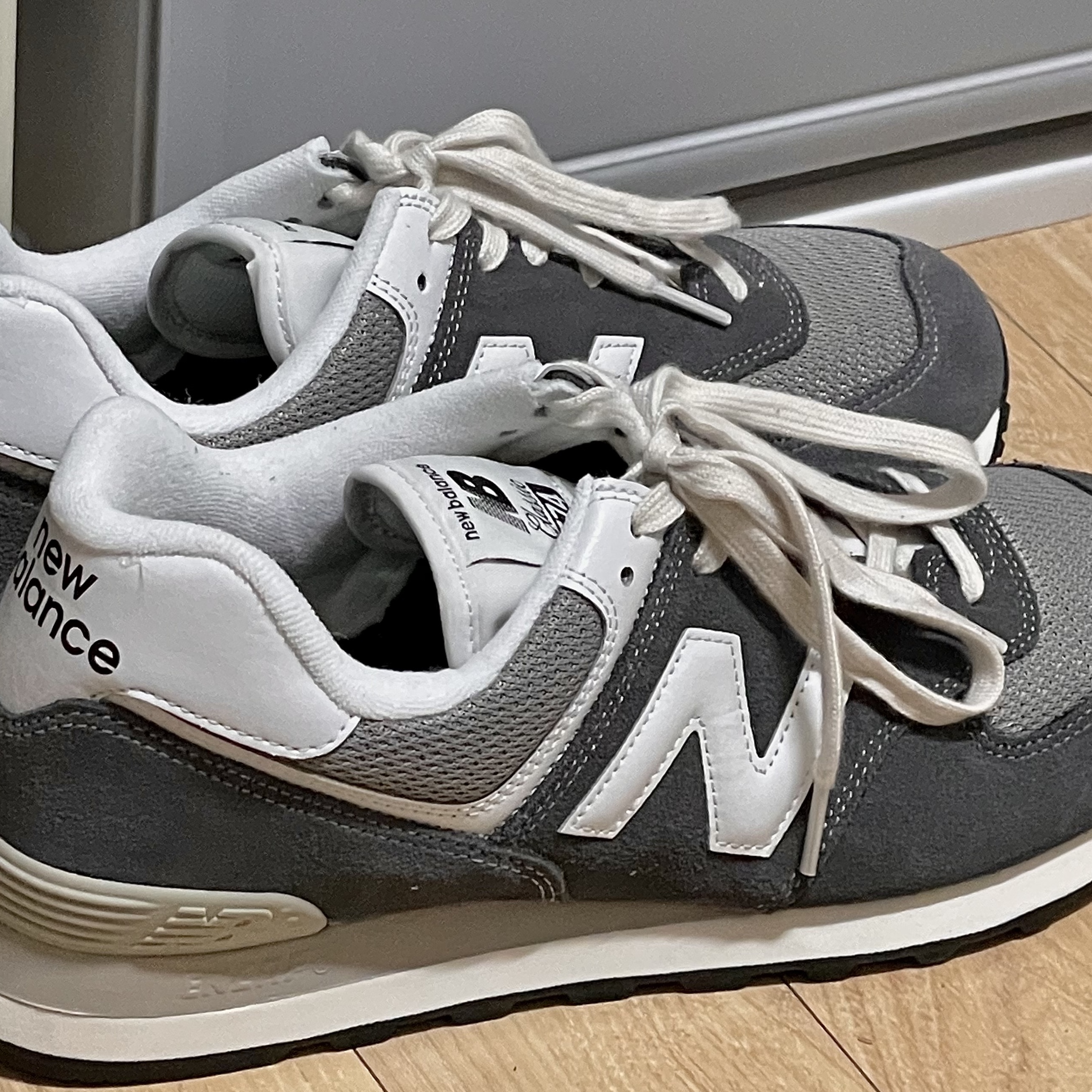 New Balance 574 Dark Grey 착용 스타일 - 4