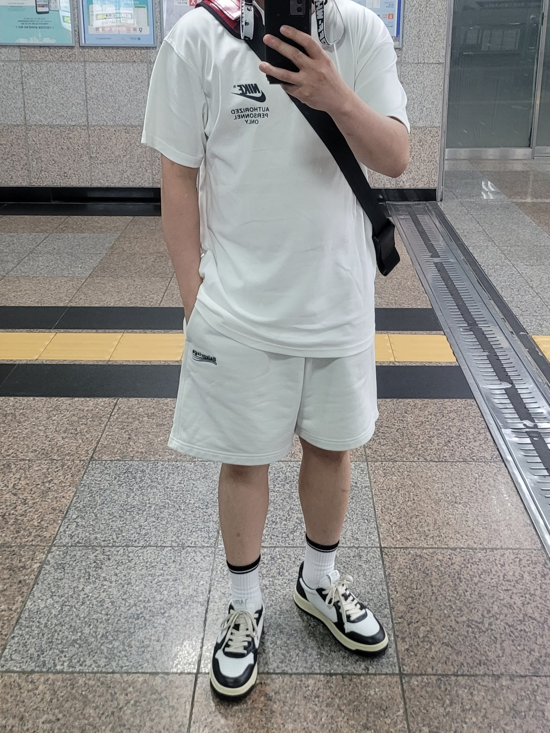 Autry Medalist Low Leather Sneakers Black White 착용 스타일