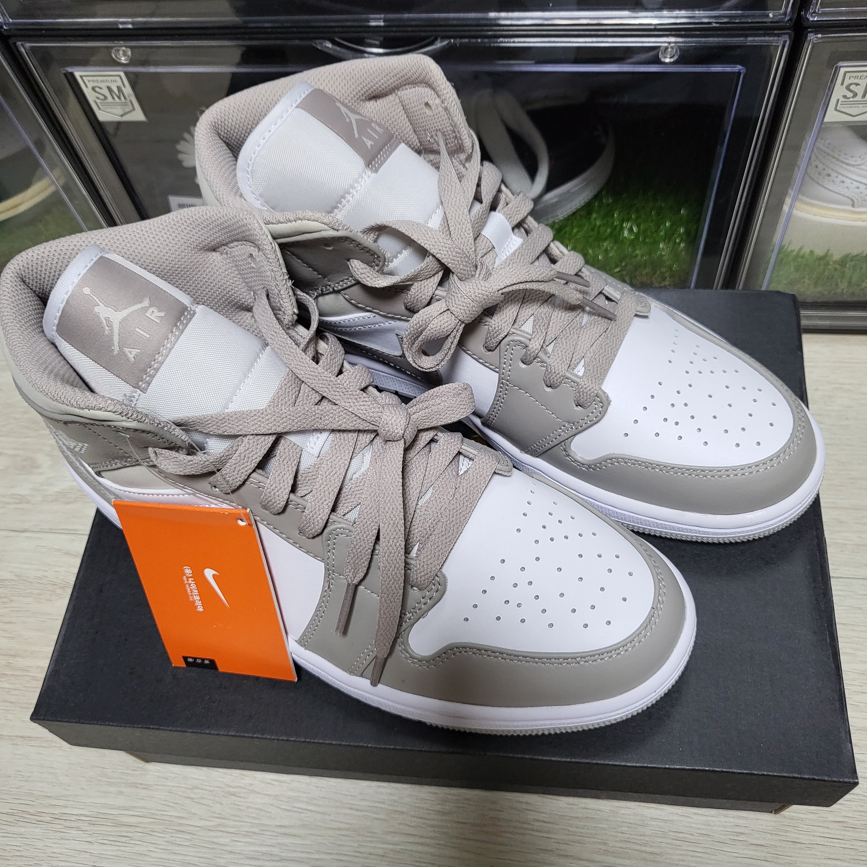 Jordan 1 Mid College Grey 착용 스타일 - 1
