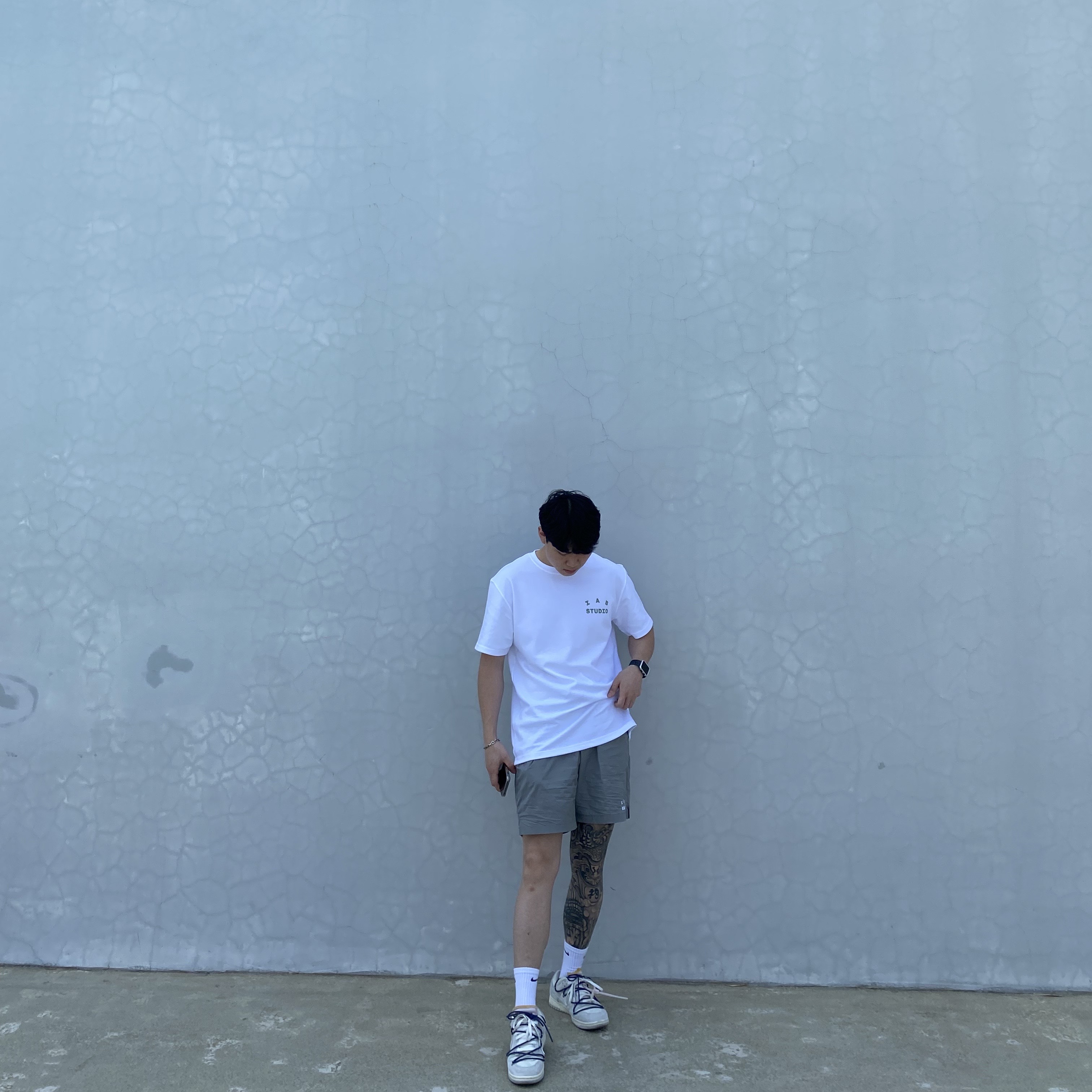 IAB Studio T-Shirt White Light Green, IAB Studio Woven Shorts Gray 착용 스타일