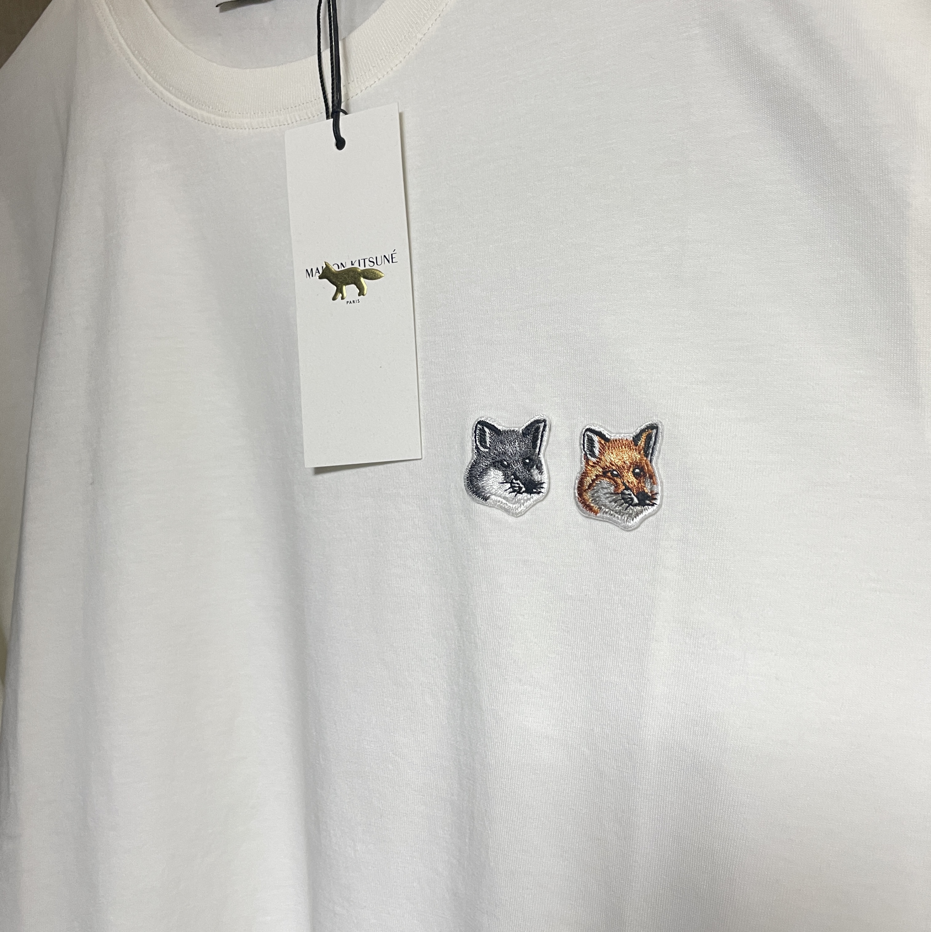 Maison Kitsune Double Fox Head Patch Classic T-Shirt Latte 착용 스타일