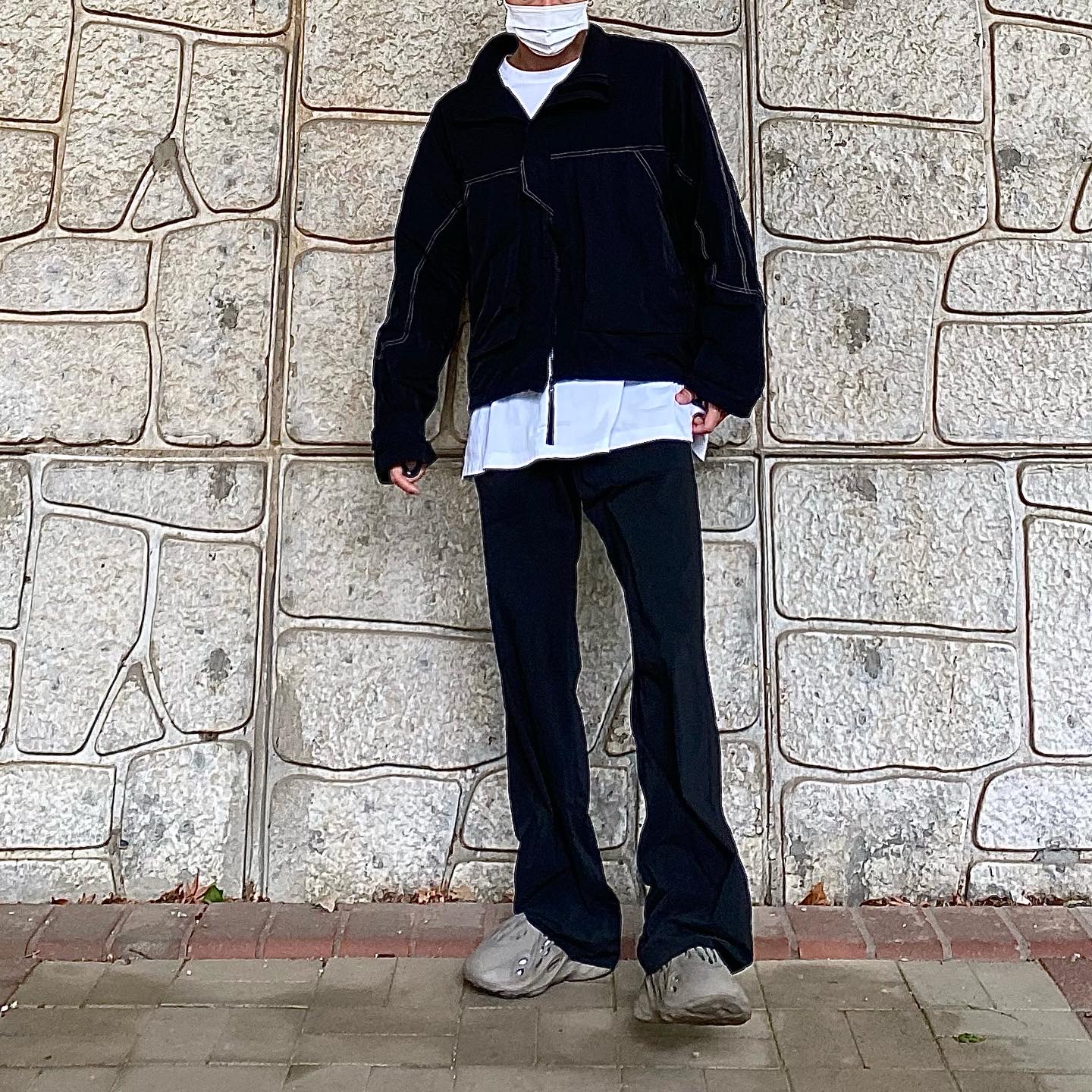 Adidas Yeezy Foam RNNR Stone Sage 착용 스타일 - 3